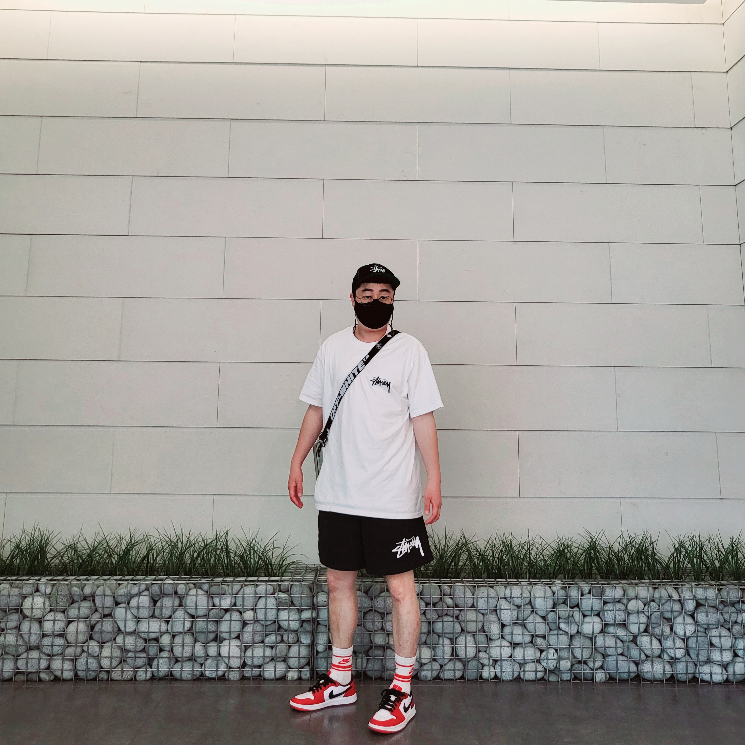 Stussy Fuzzy Dice T-Shirt White, Off-White x Amore Pacific Protection Box (Without Cosmetics) 착용 스타일 - 3