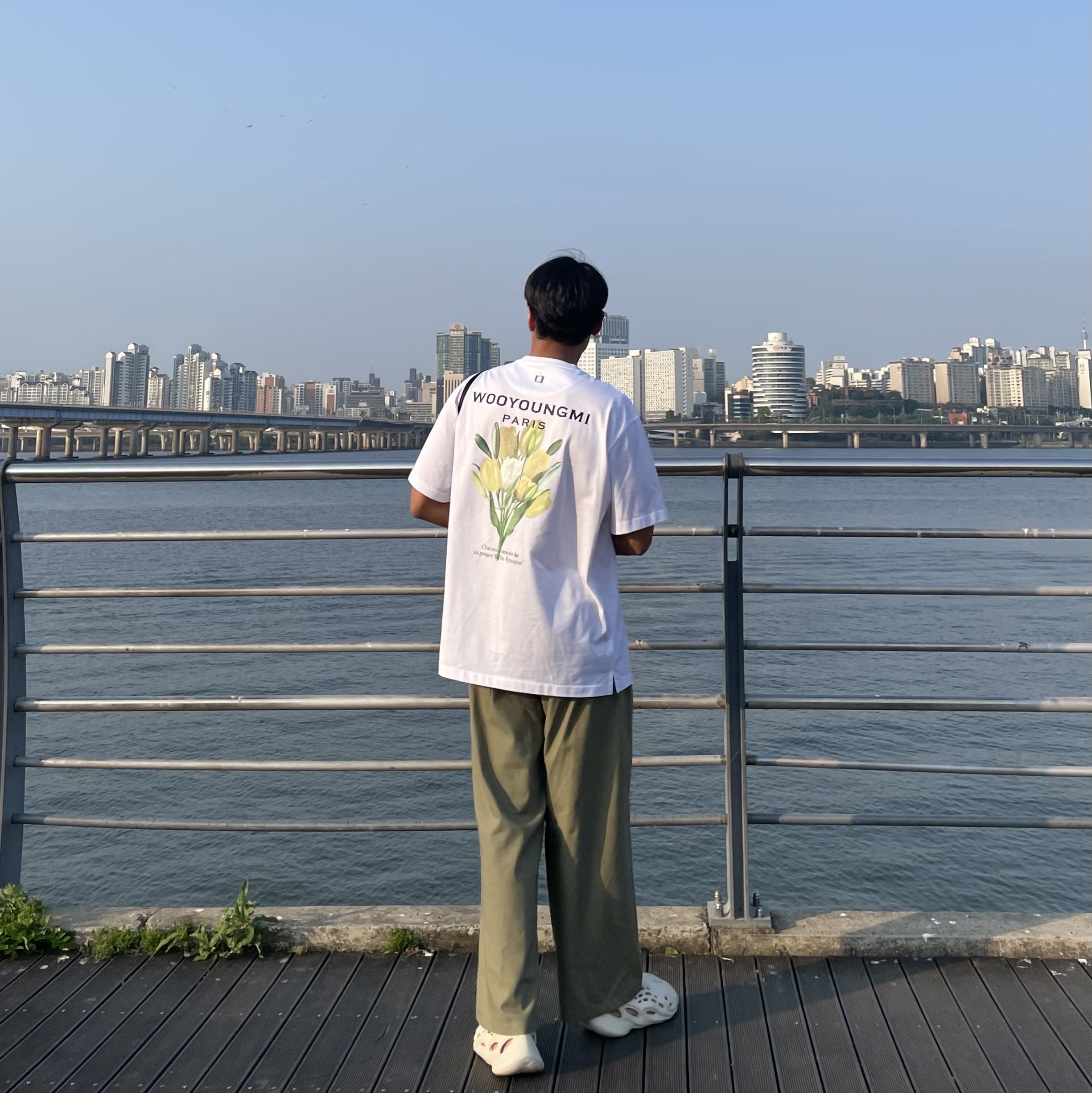 Wooyoungmi Flower Print Back Logo T-Shirt White - 22SS, Adidas Yeezy Foam RNNR Sand 착용 스타일