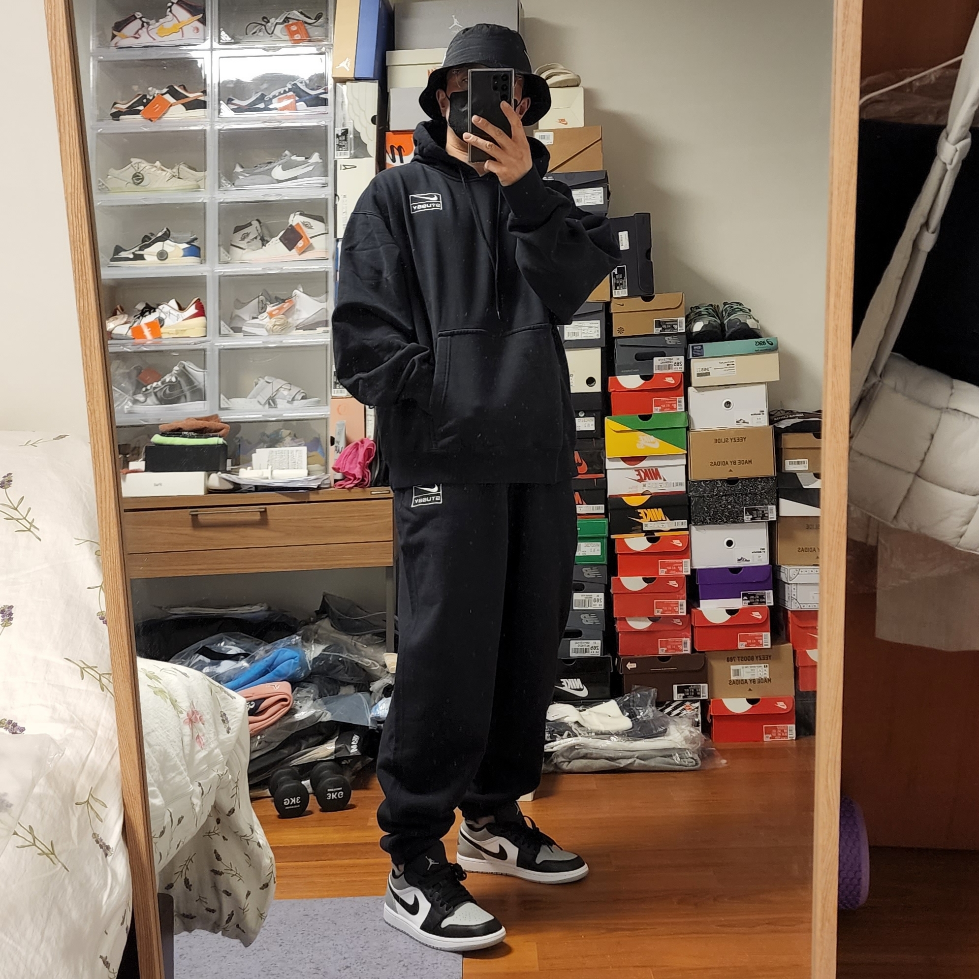 Nike x Stussy NRG RA Washed Pullover Hoodie Black (DN4028-010), Nike x Stussy NRG RA Washed Fleece Pants Black (DN4030-010) 착용 스타일