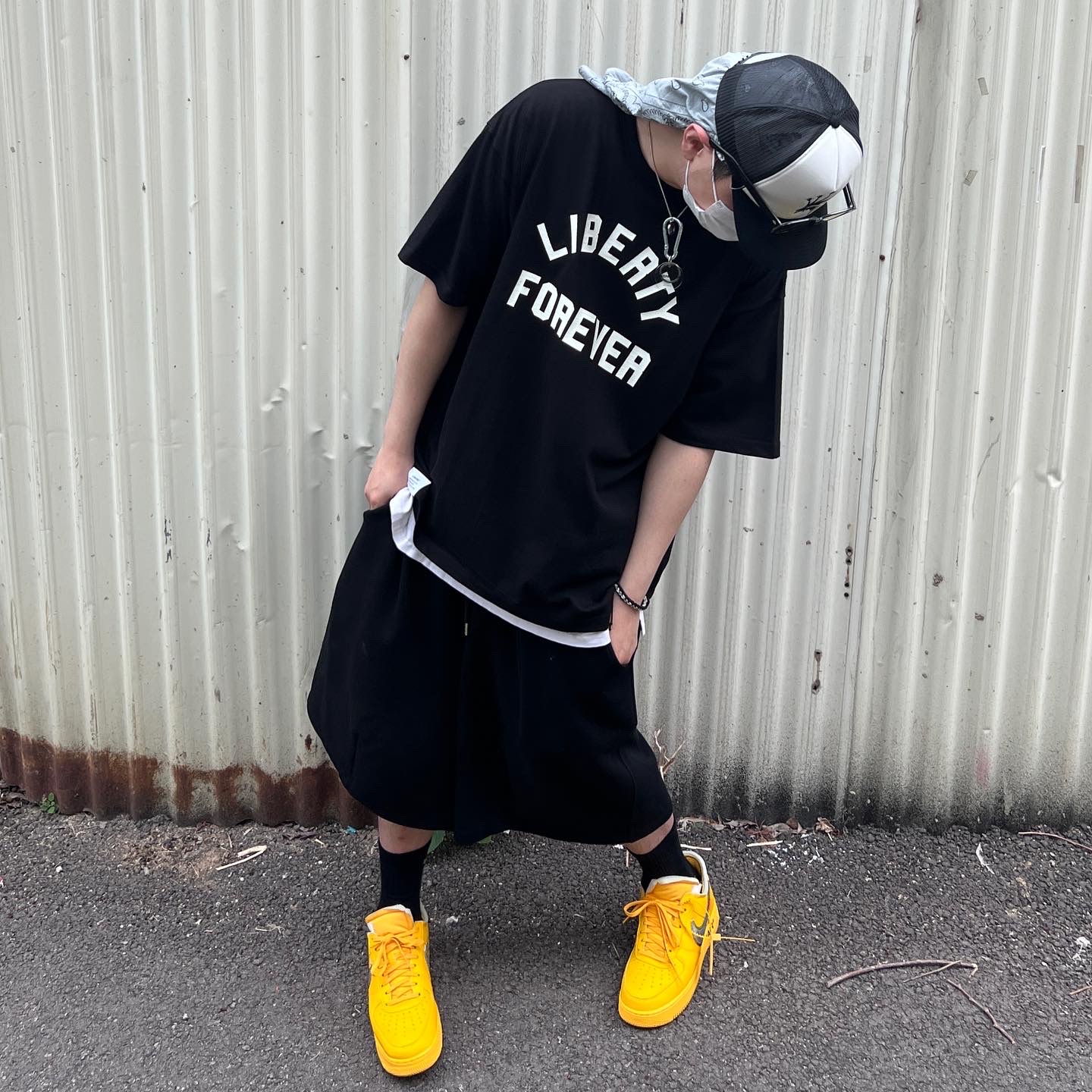 Stussy Crown Stock Trucker Cap Black, Nike x Off-White Air Force 1 '07 University Gold 착용 스타일 - 2