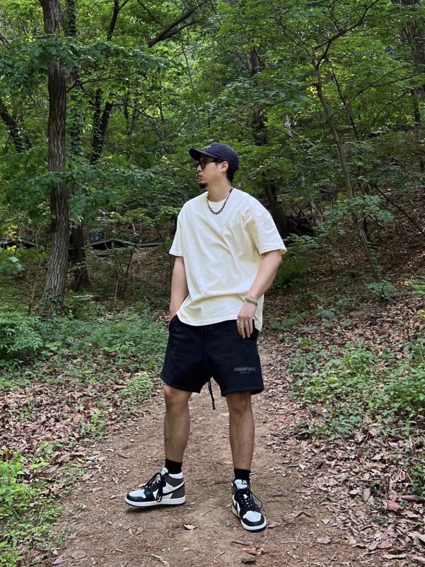 Jordan 1 Retro High OG Black Mocha, Essentials T-Shirt Cream - 21SS 착용 스타일