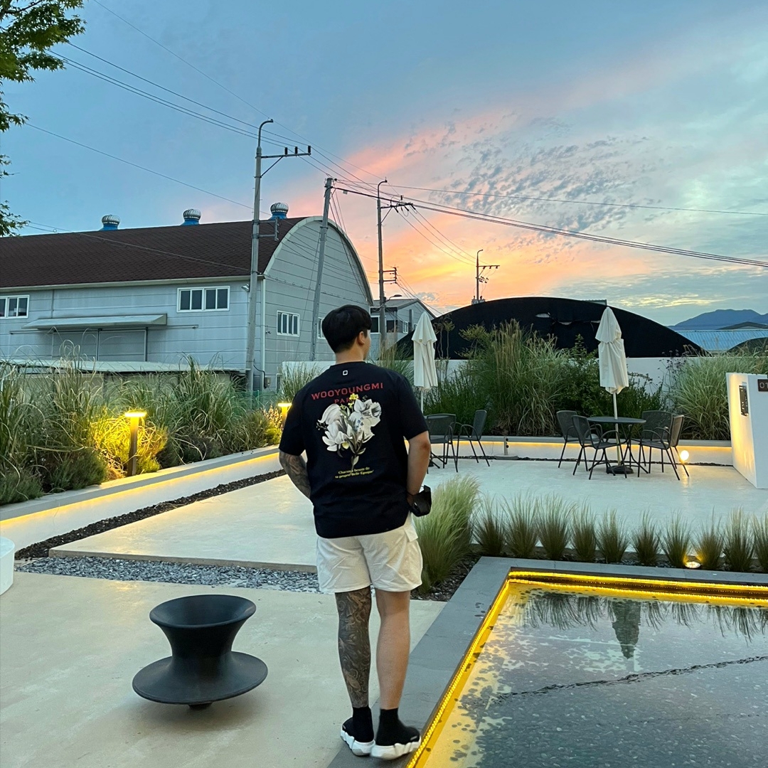 Wooyoungmi Flower Print Back Logo T-Shirt Navy - 22SS 착용 스타일