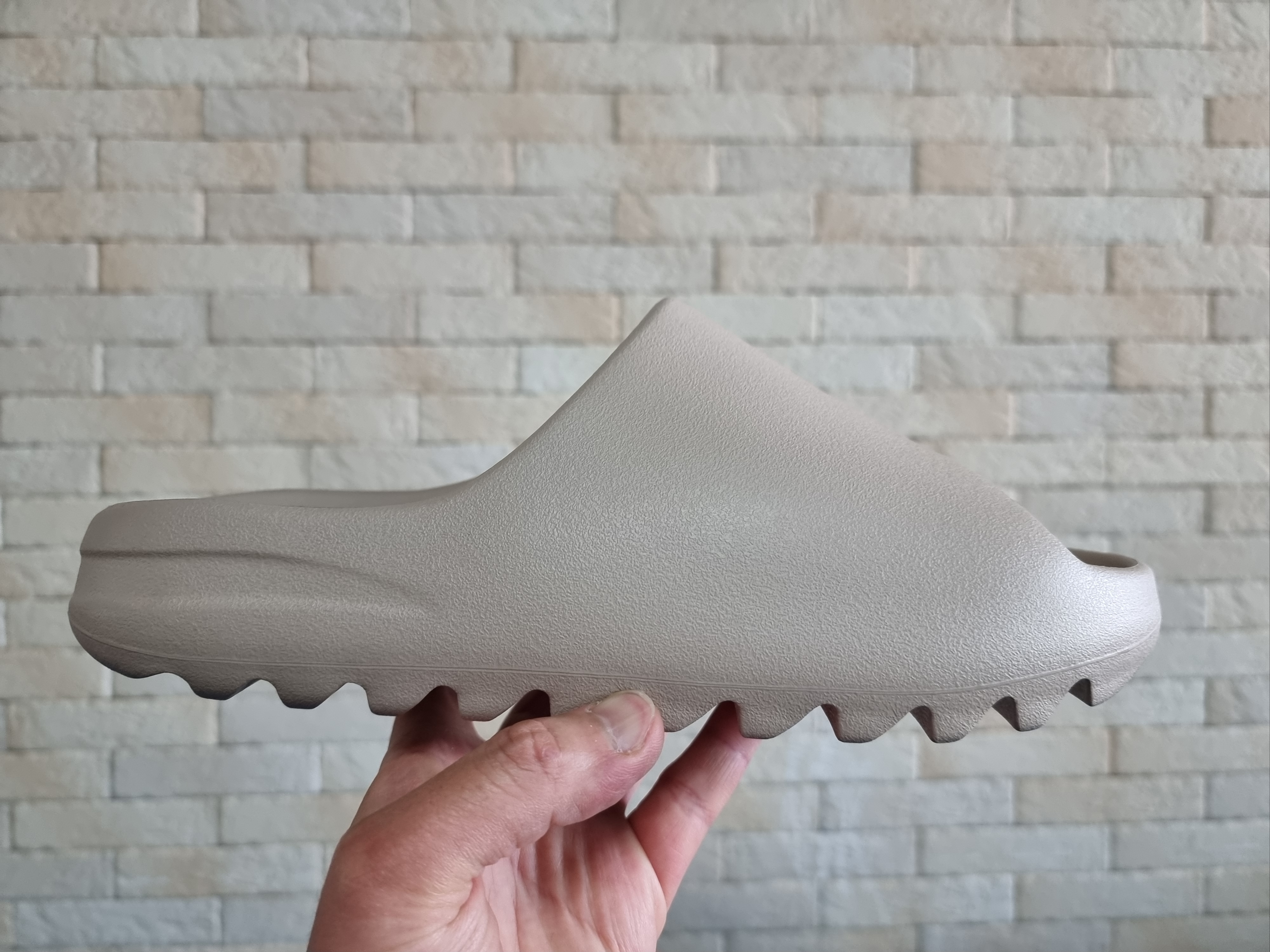 Adidas Yeezy Slide Pure - Re-Release Ver. 착용 스타일 - 2