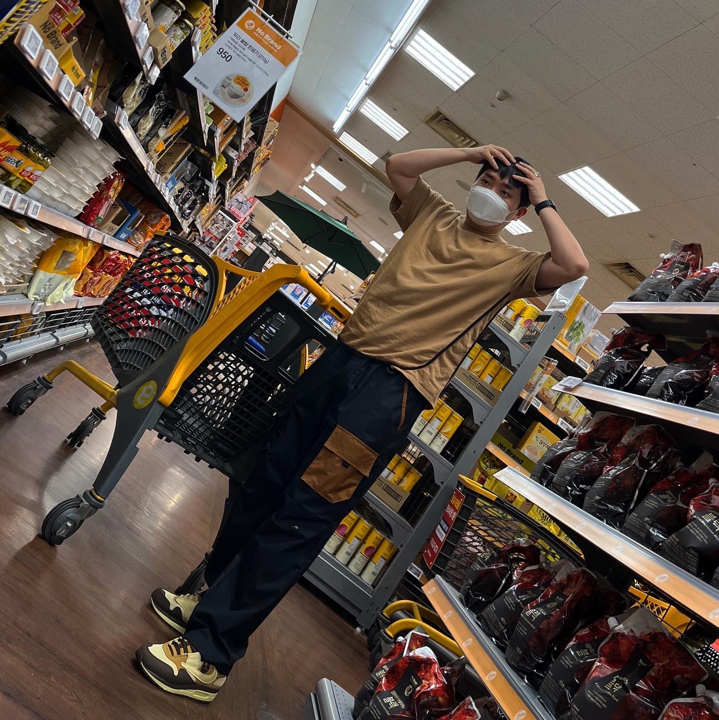 Nike x Travis Scott Air Max 1 Cact.us Brown, Nike x Travis Scott Air Max 1 Cact.us Gold 착용 스타일 - 3