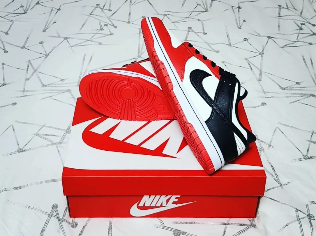 Nike x NBA Dunk Low Retro EMB Black and Chile Red 착용 스타일 - 4
