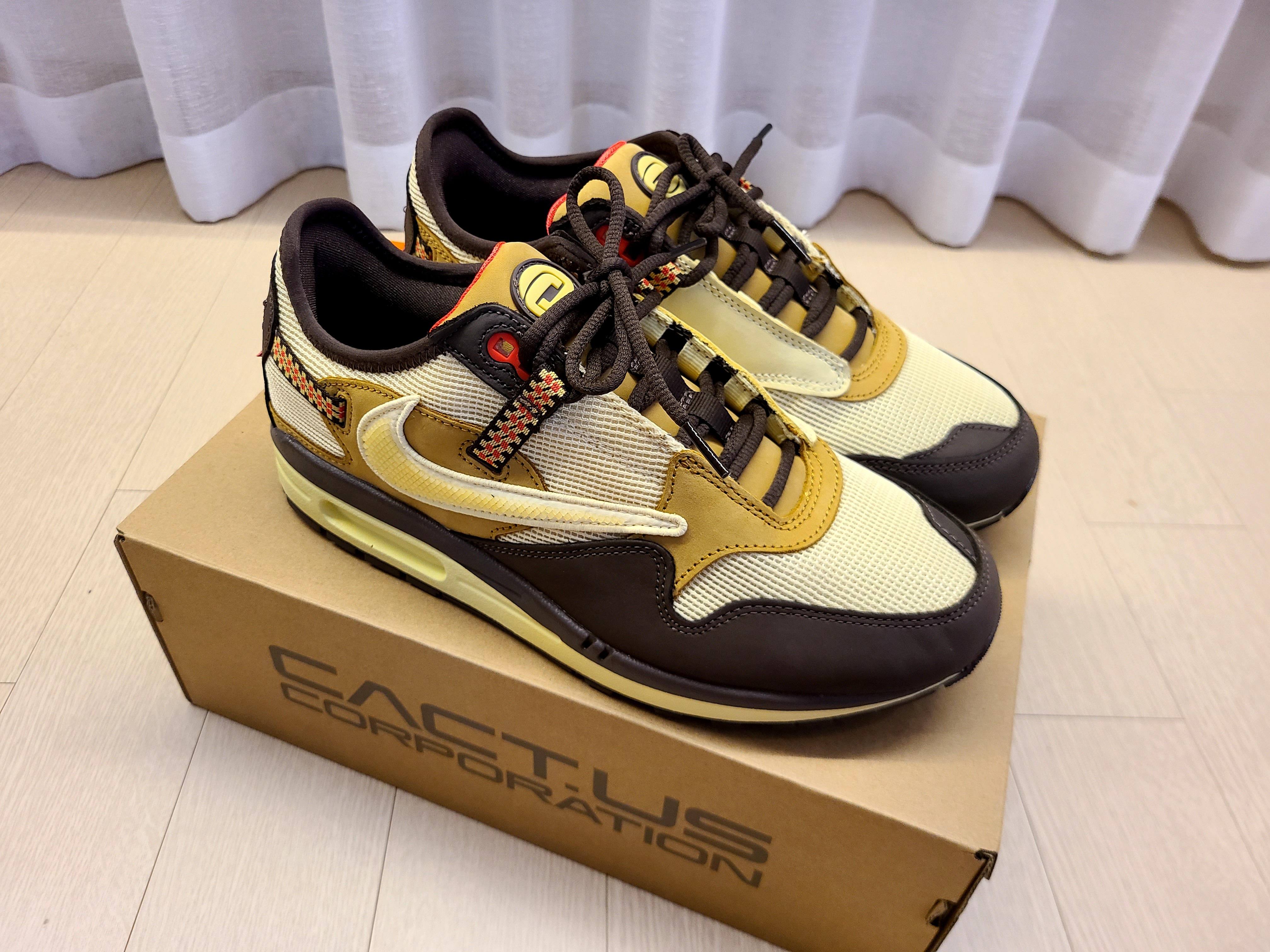 Nike x Travis Scott Air Max 1 Cact.us Brown 착용 스타일 - 1