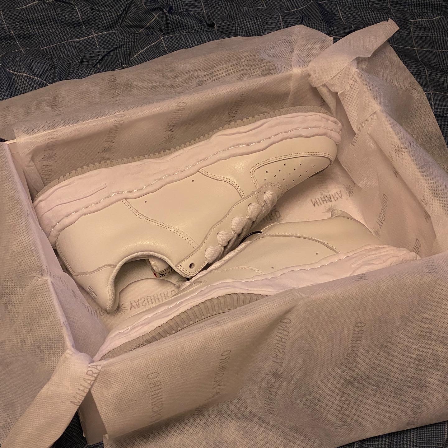 Maison Mihara Yasuhiro Wayne OG Sole Leather Low-top Sneakers White 착용 스타일 - 1