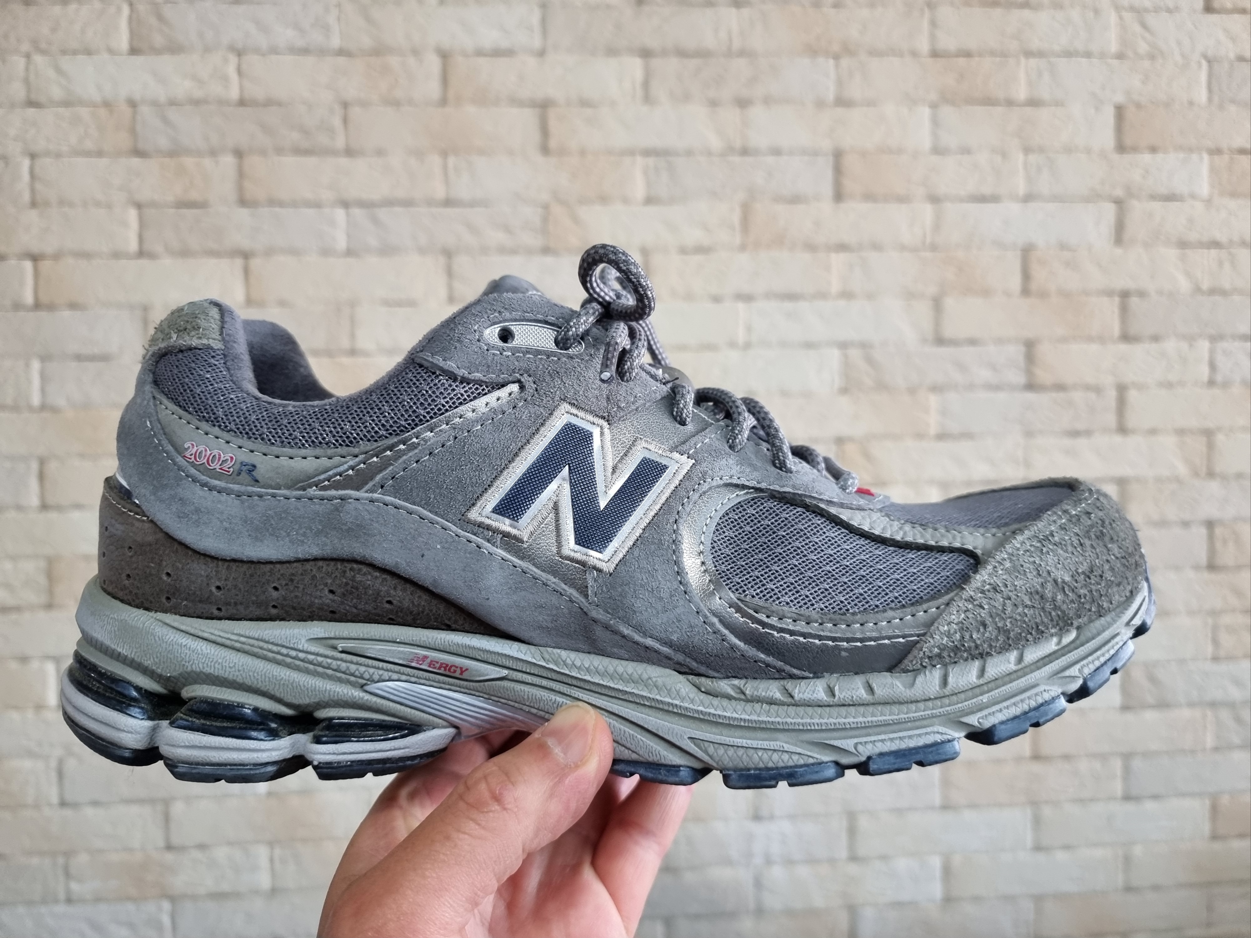 New Balance 2002R Premium Vintage Grey 착용 스타일 - 2