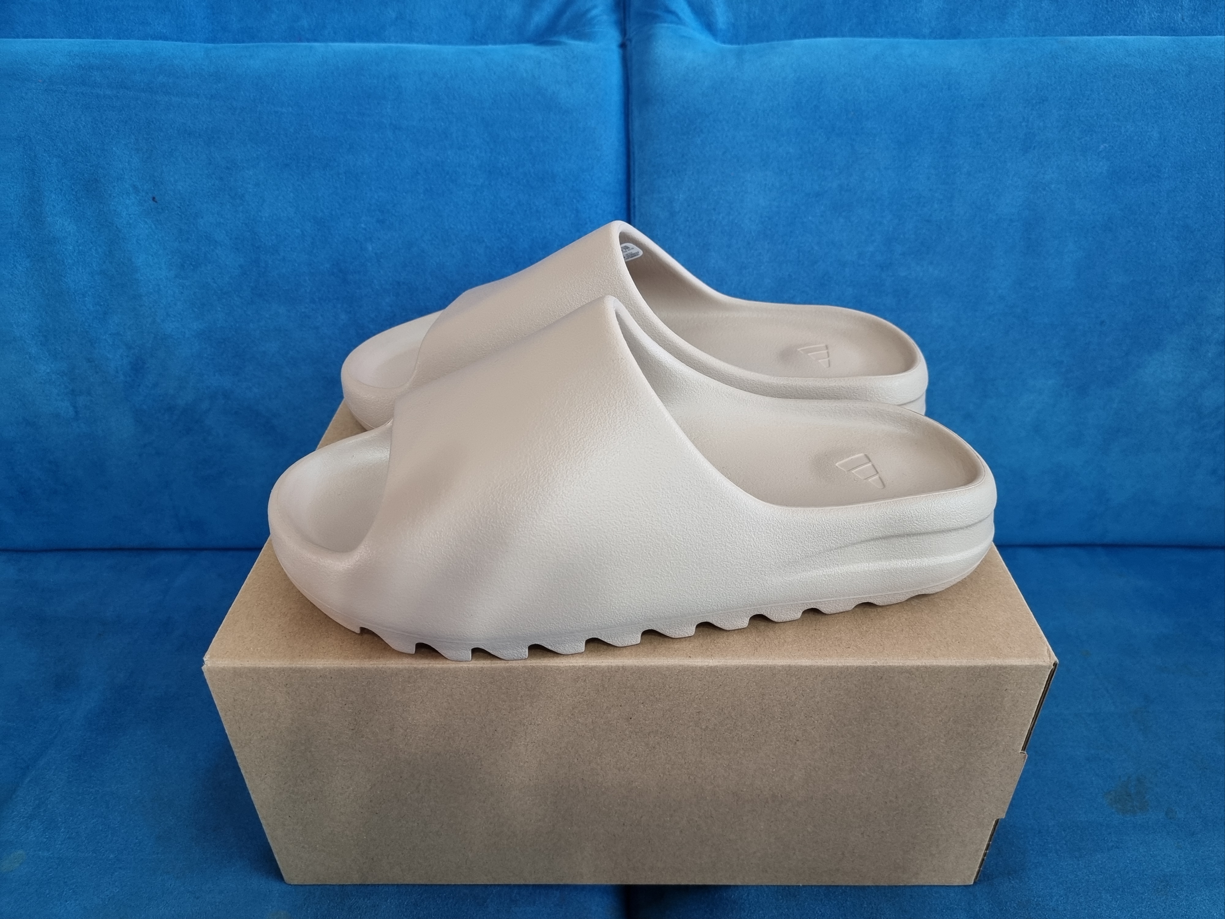 Adidas Yeezy Slide Pure - Re-Release Ver. 착용 스타일 - 1