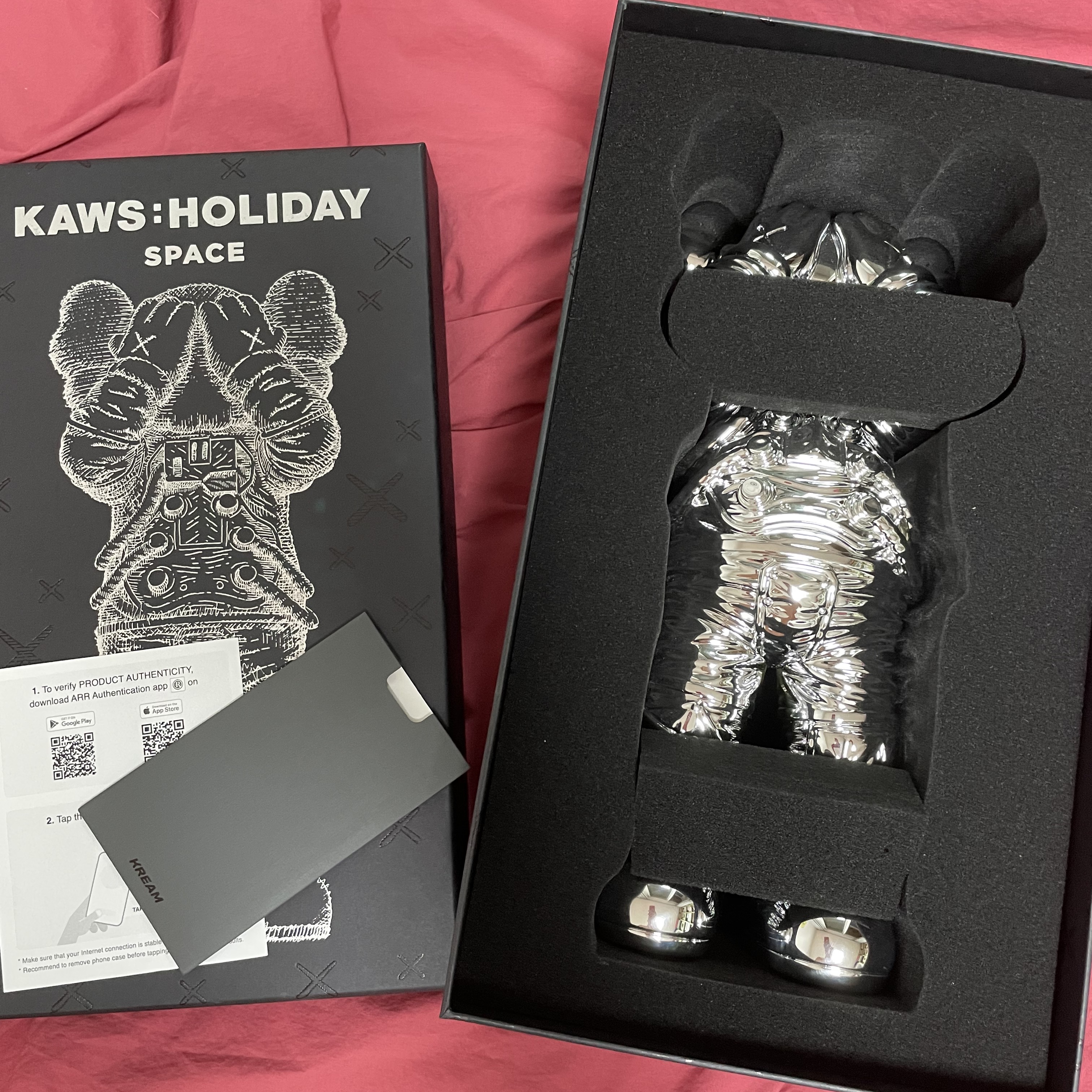 Kaws Holiday Space Figure Silver 착용 스타일