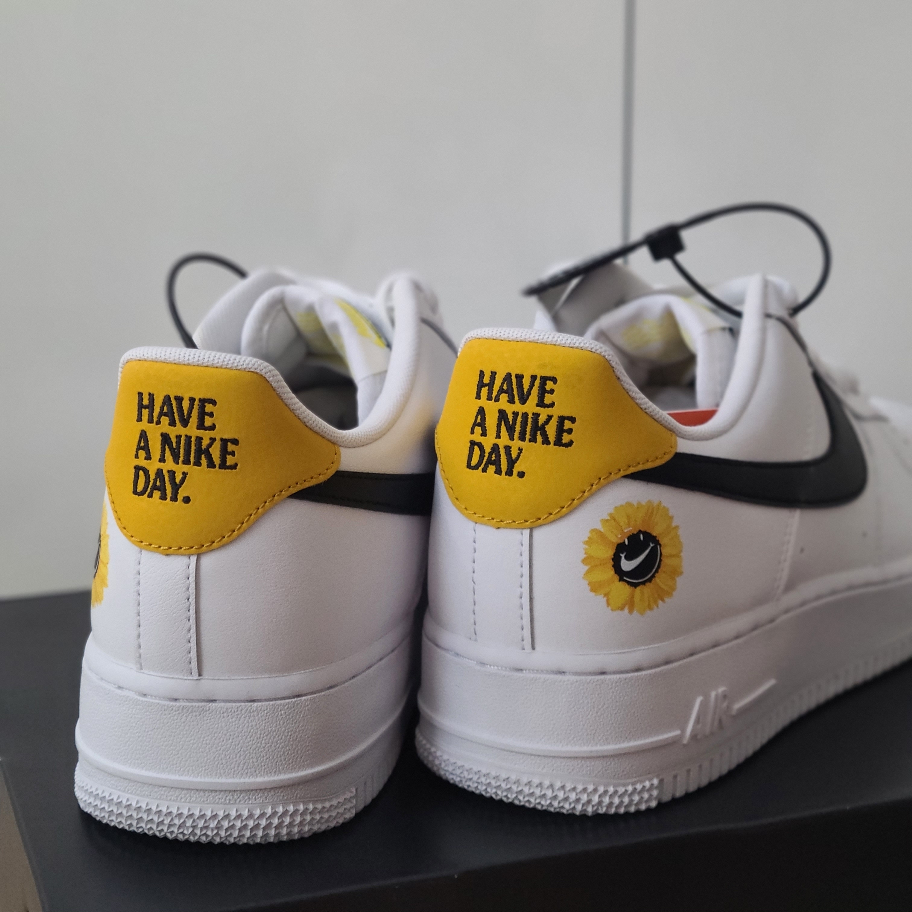 Nike Air Force 1 '07 LV8 2 Have a Nike Day 착용 스타일 - 3