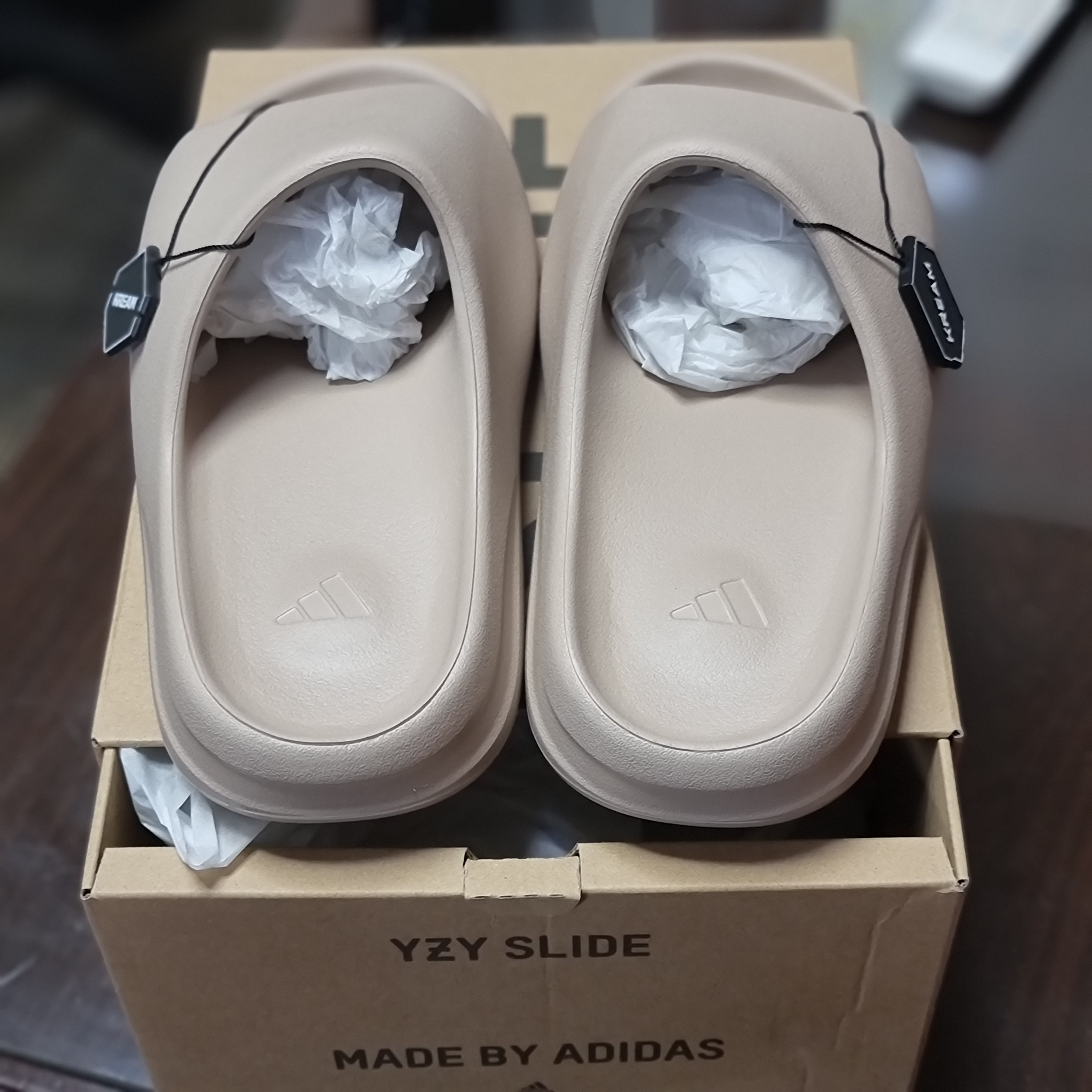 Adidas Yeezy Slide Pure - Re-Release Ver. 착용 스타일 - 2