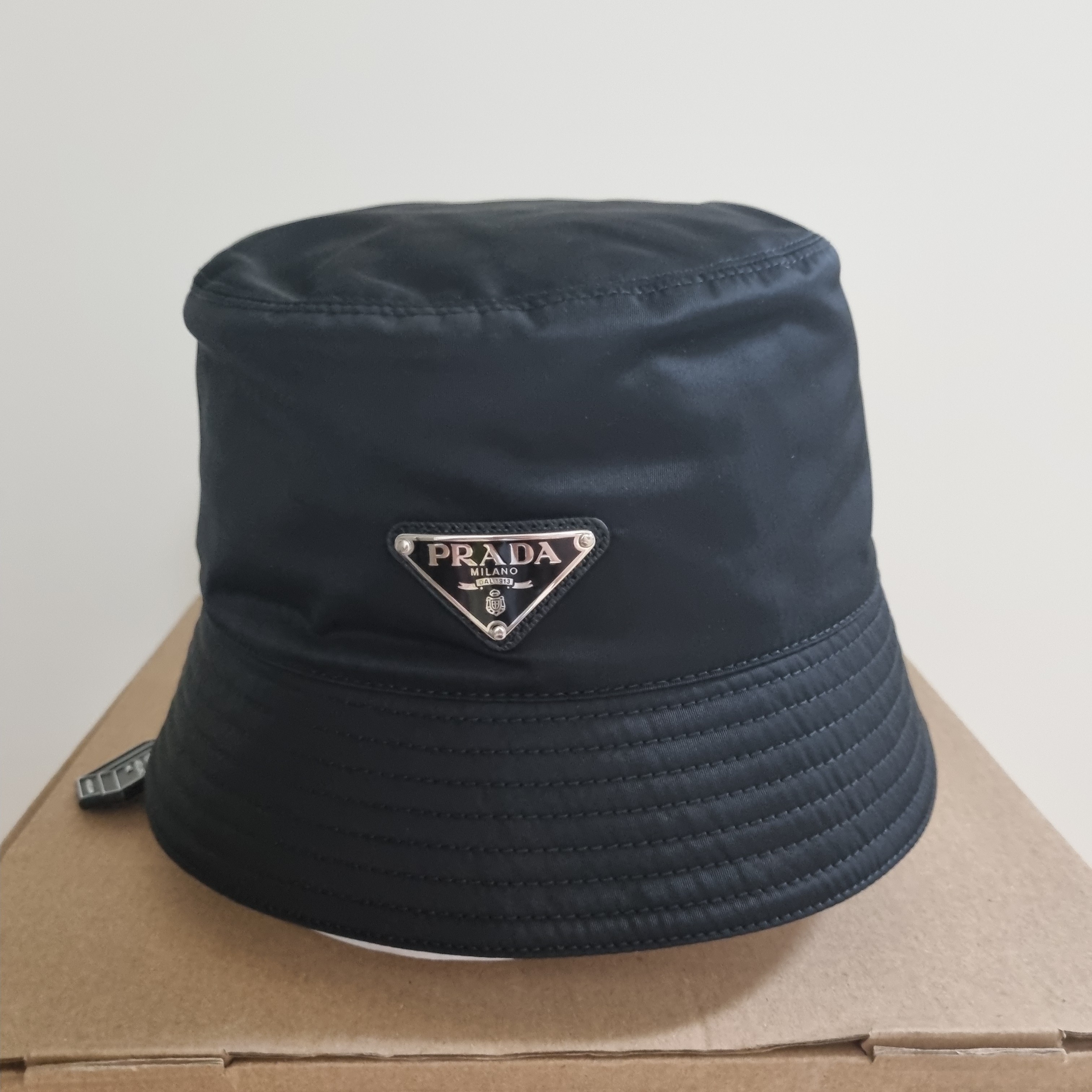 Prada Re-Nylon Bucket Hat Black 착용 스타일