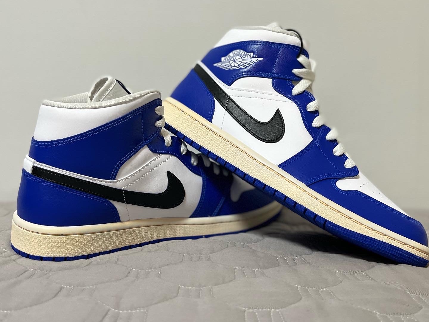 (W) Jordan 1 Mid White Hyper Royal 착용 스타일 - 2