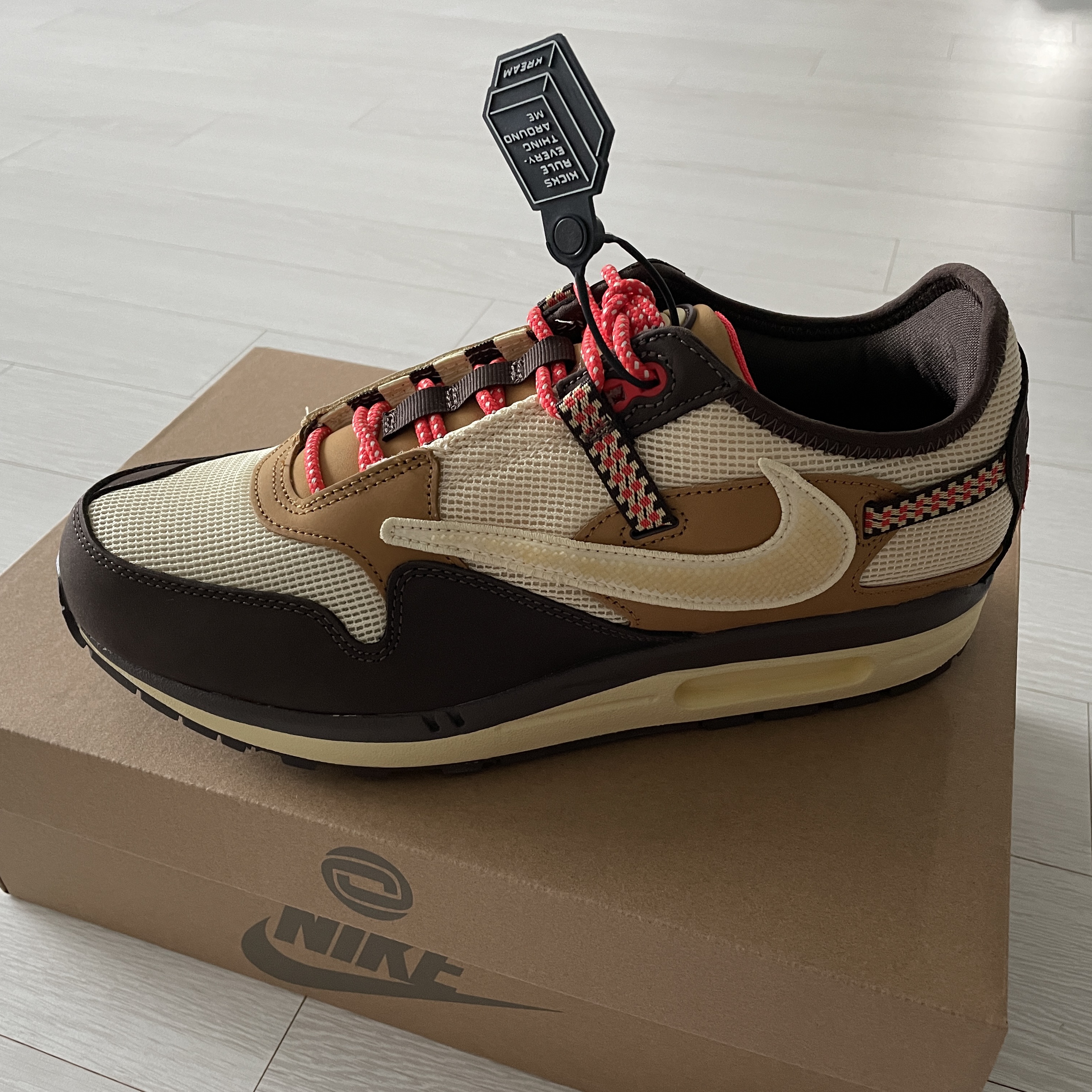 Nike x Travis Scott Air Max 1 Cact.us Brown 착용 스타일