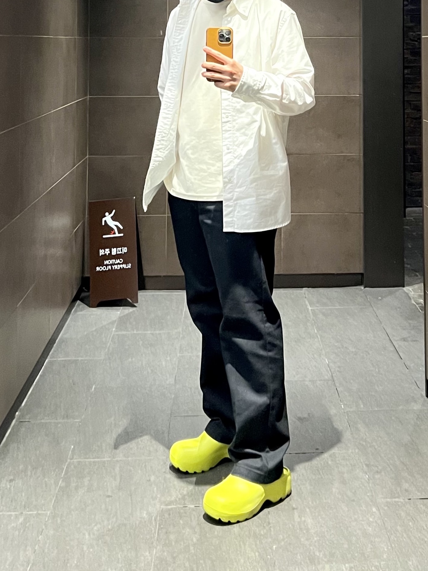Bottega Veneta Rubber Flash Clog Kiwi 착용 스타일
