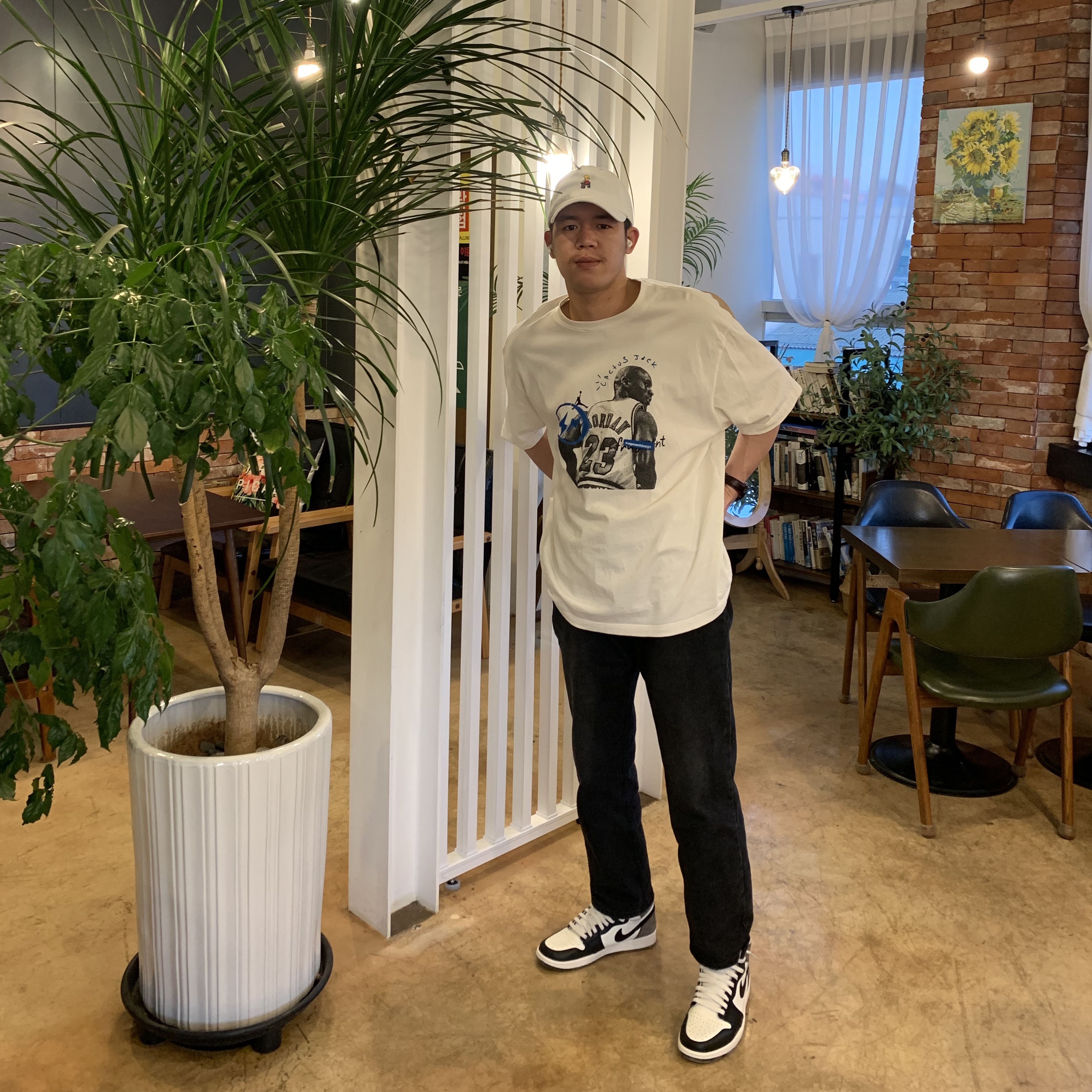 Jordan 1 Retro High OG Black Mocha, Jordan x Travis Scott x Fragment T-Shirt Sail (DJ0619-133) 착용 스타일