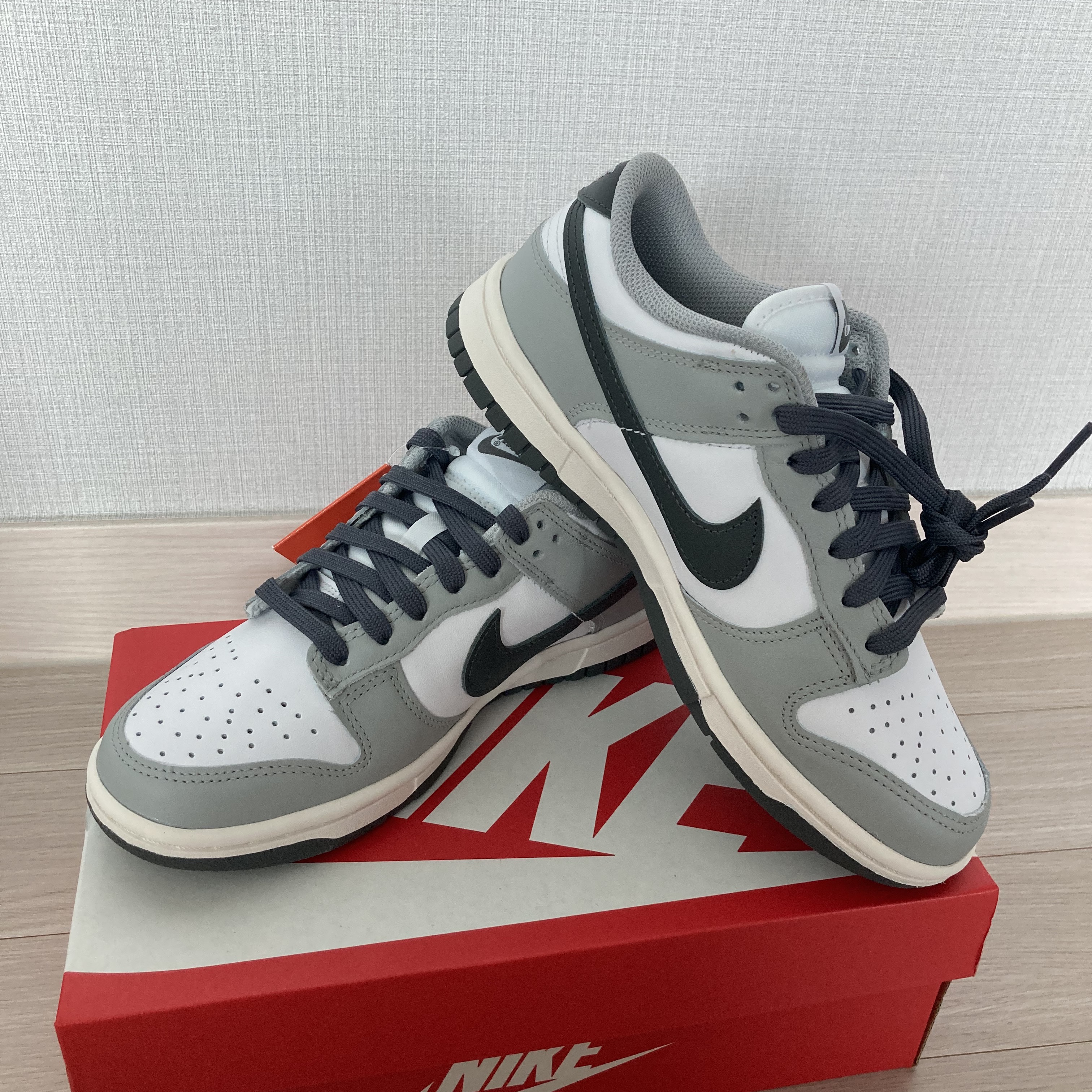 (W) Nike Dunk Low Light Smoke Grey 착용 스타일 - 1