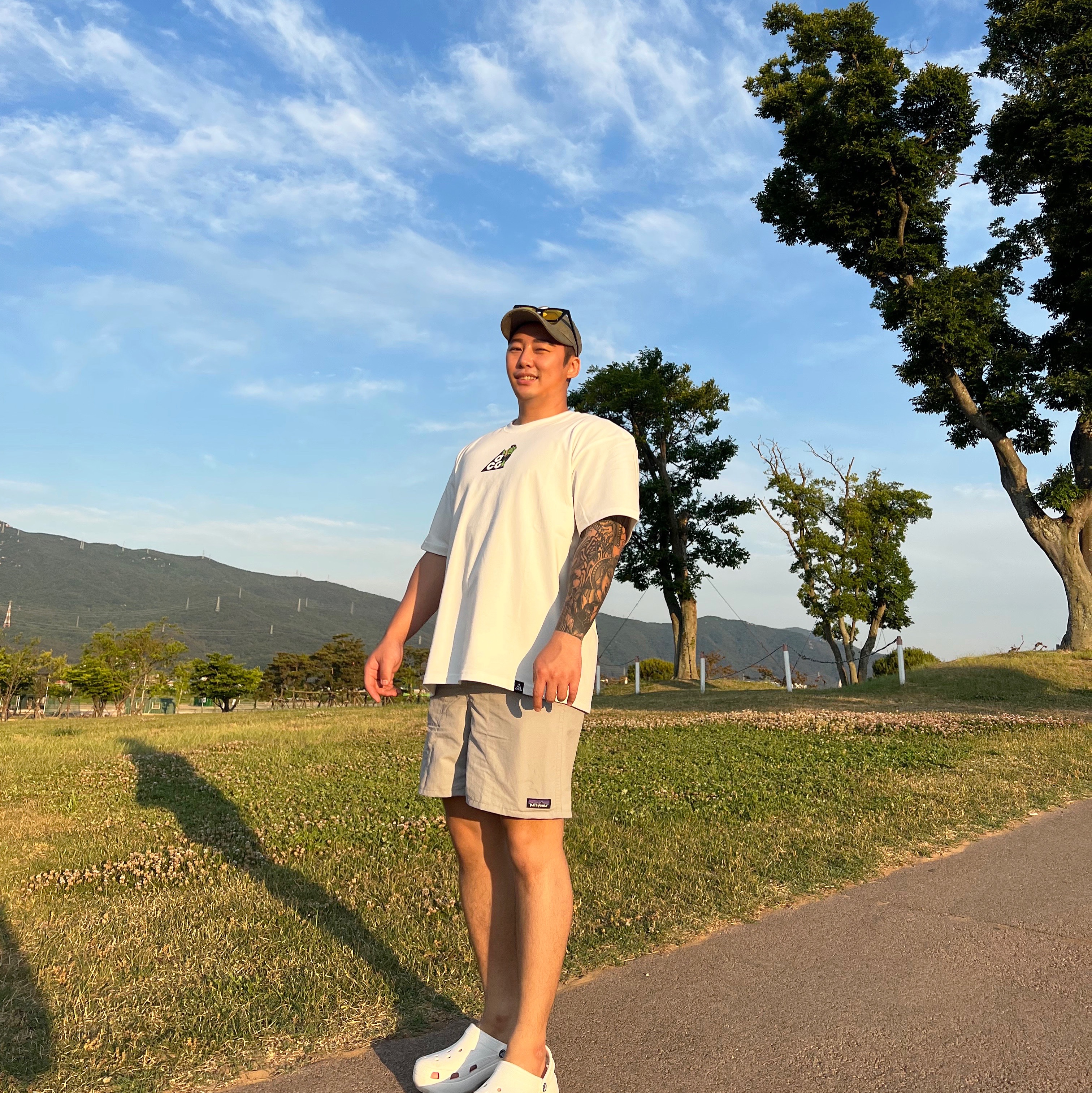 Nike ACG Iceland Map T-Shirt Summit White - Asia, Patagonia Baggies Shorts 5 Inch Salt Grey 착용 스타일
