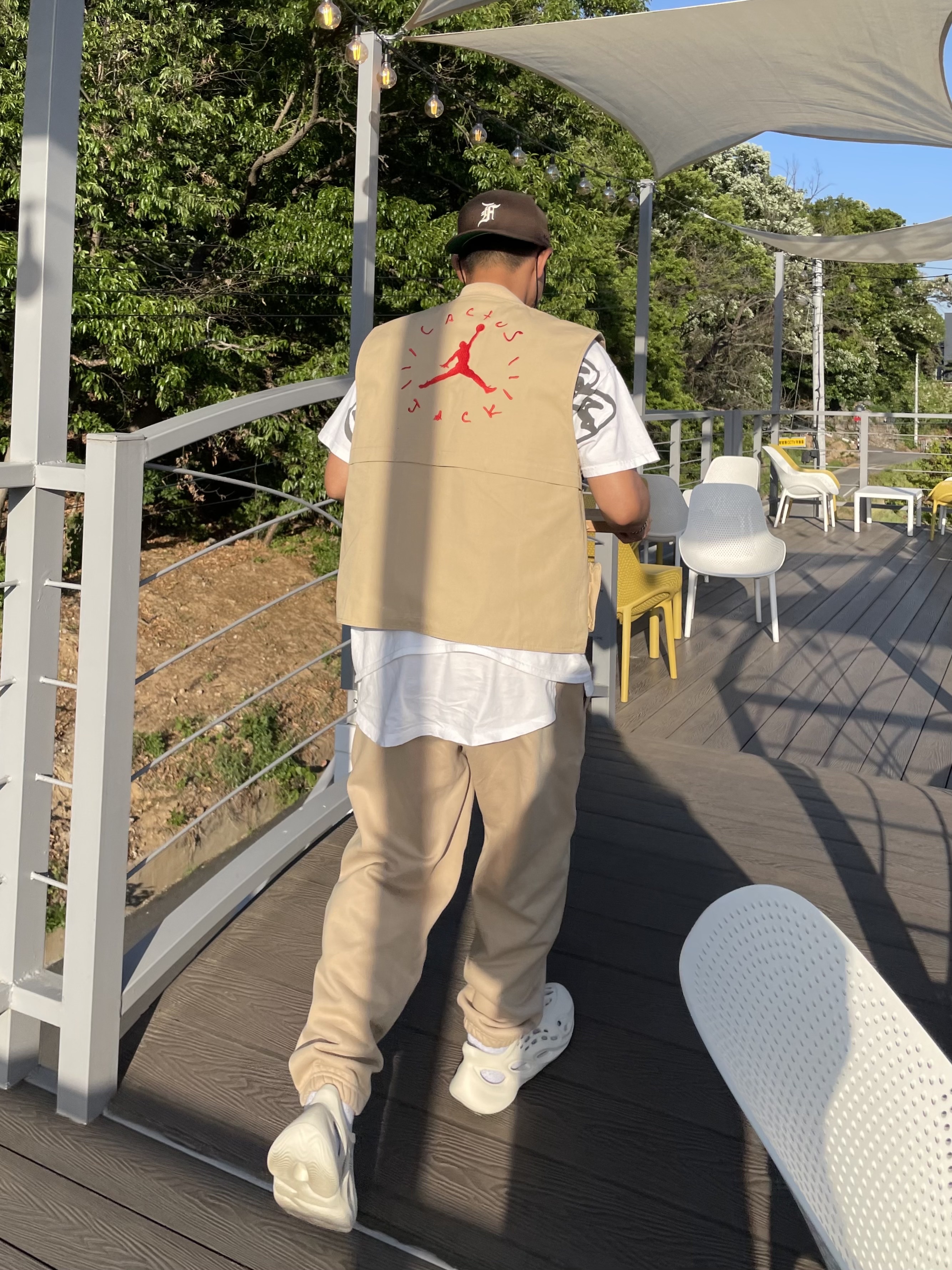 Nike x Billie Eilish NRG Fleece Pants Mushroom - Asia, Adidas Yeezy Foam RNNR Sand 착용 스타일 - 4