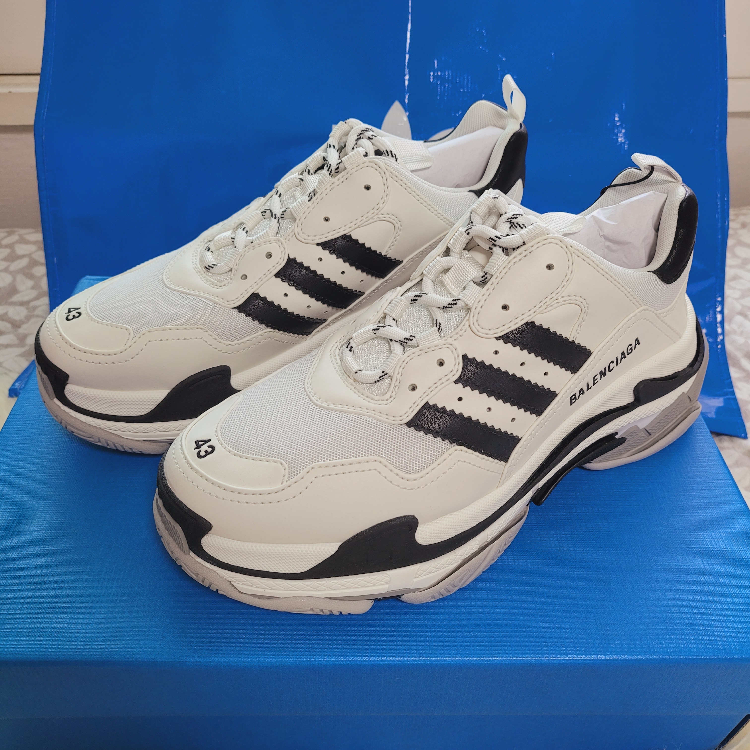 Balenciaga x Adidas Triple S Sneakers White Black 착용 스타일 - 2
