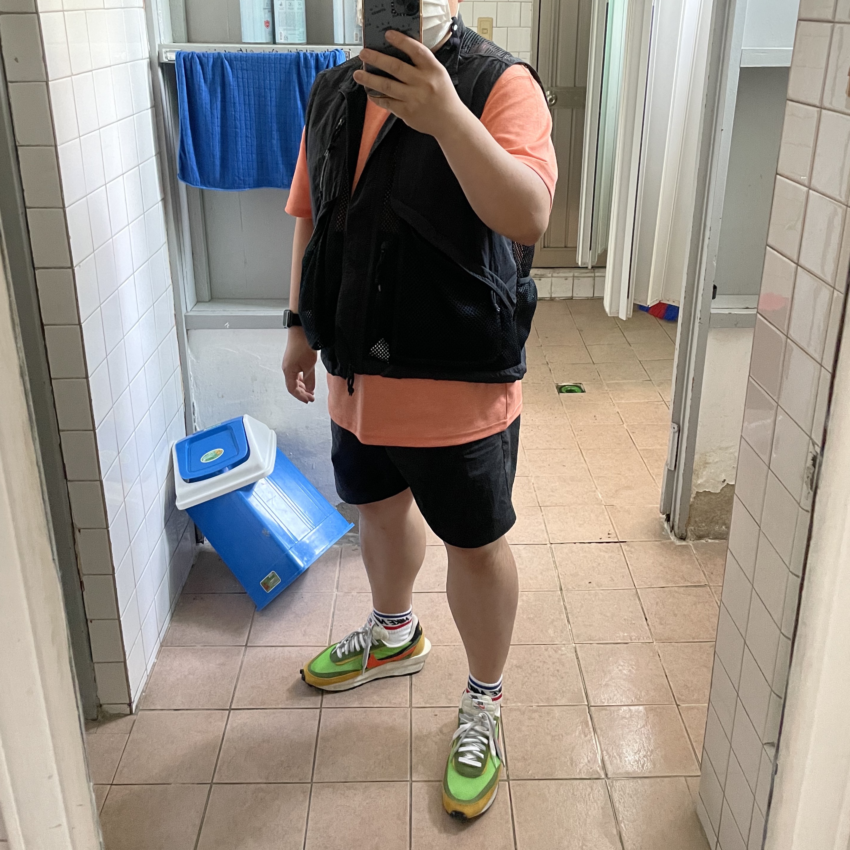 Nike x Sacai LDWaffle Green Multi, Nike ACG Utility Vest Anthracite Black - Asia 착용 스타일