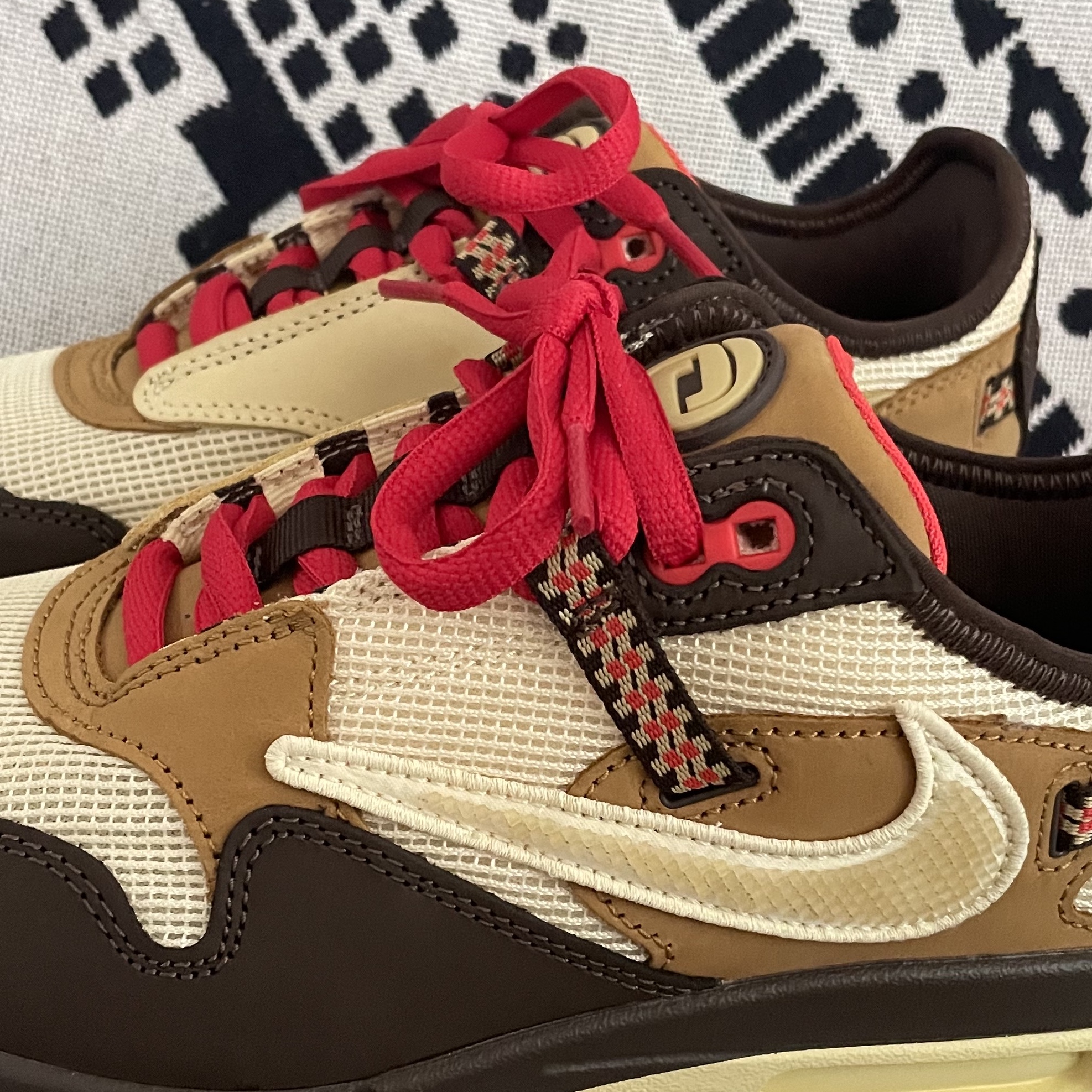 Nike x Travis Scott Air Max 1 Cact.us Brown 착용 스타일 - 2