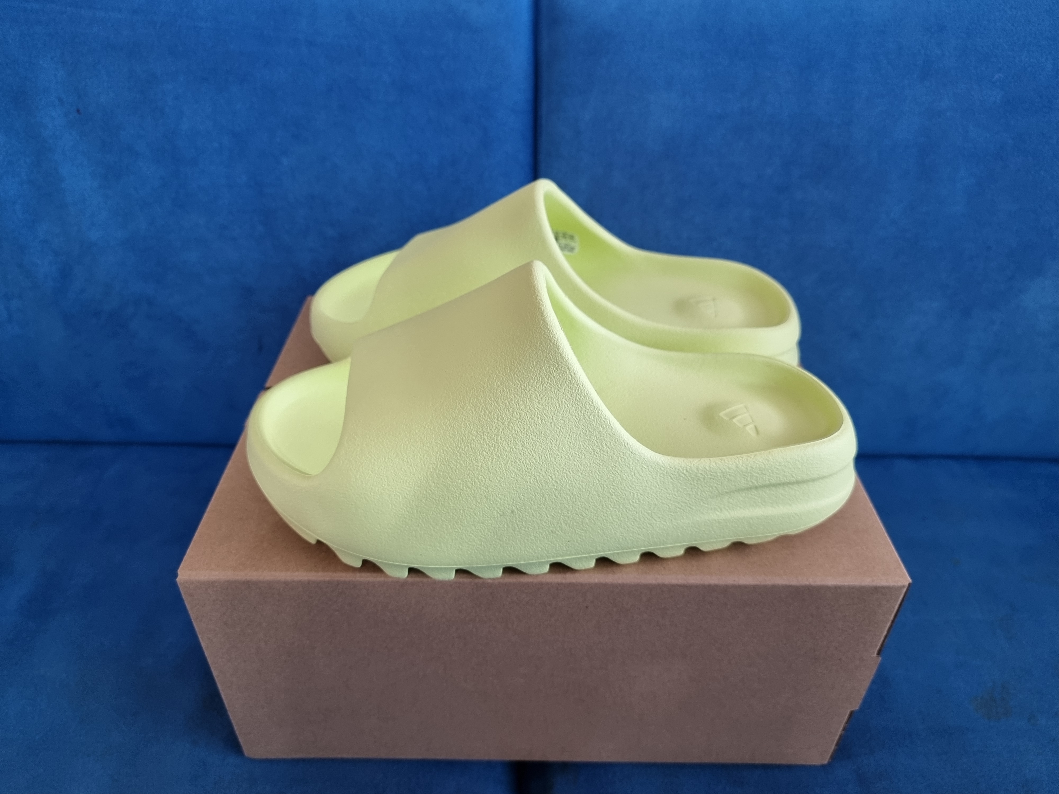 Adidas Yeezy Slide Glow Green 2022/2023 착용 스타일 - 1