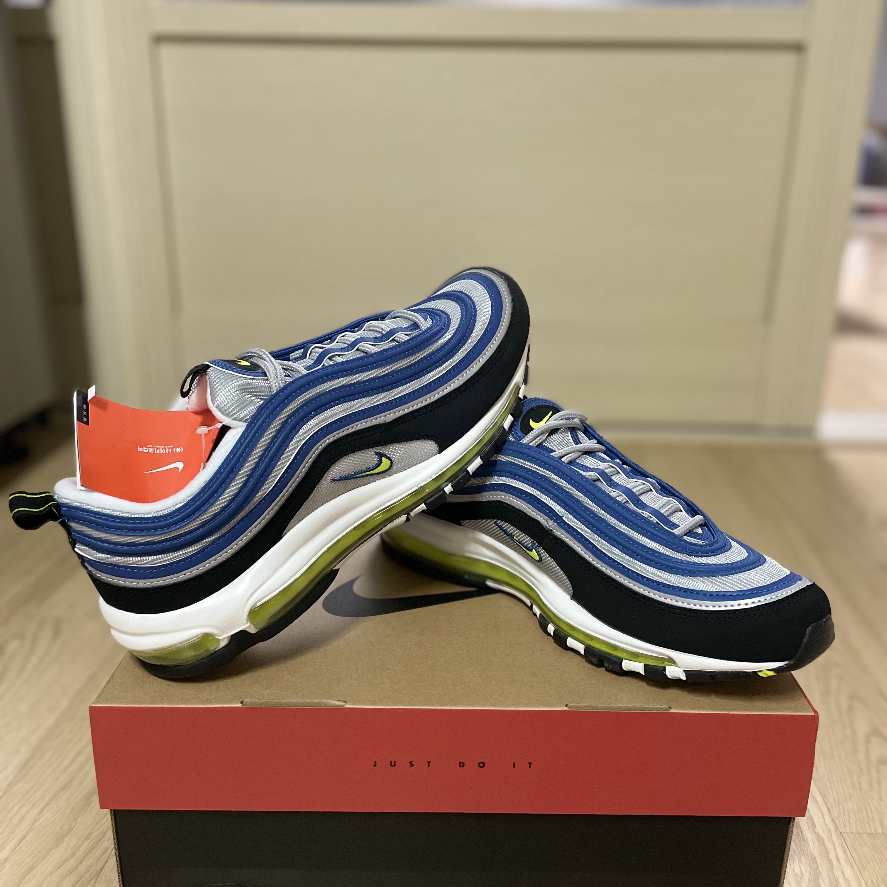 Nike Air Max 97 OG Atlantic Blue and Voltage Yellow 착용 스타일 - 2
