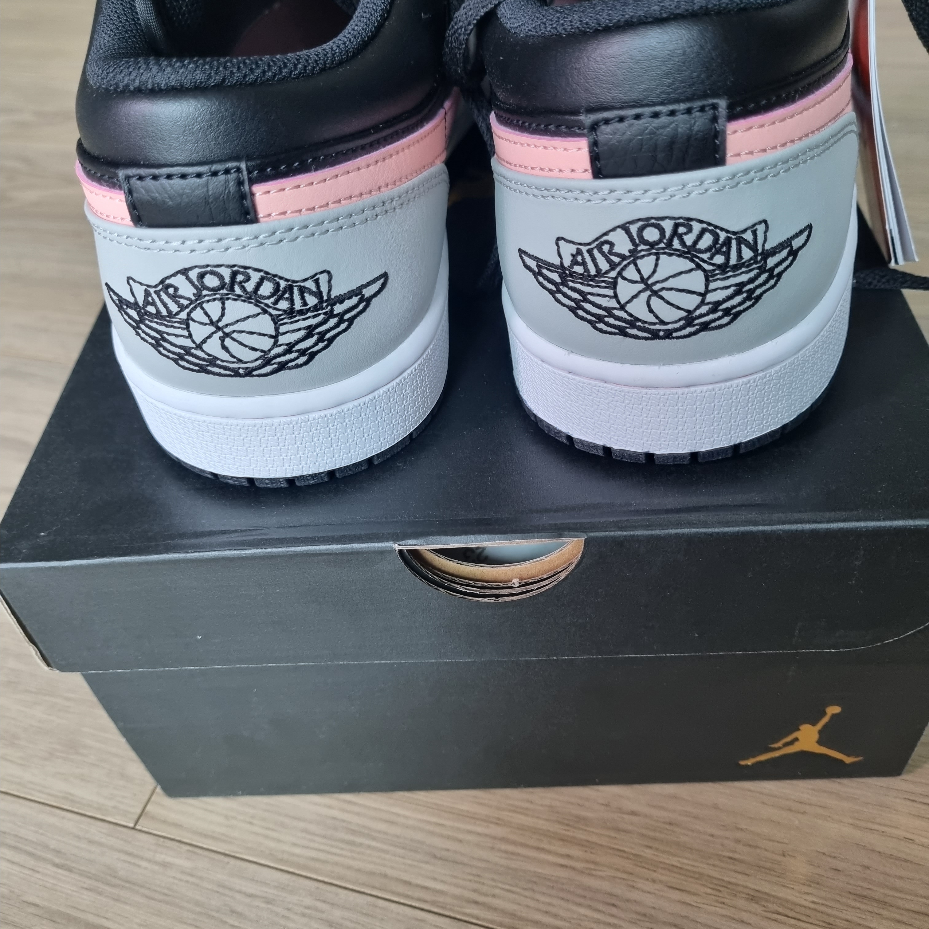 Jordan 1 Low Grey Fog Black Bleached Coral 착용 스타일 - 2