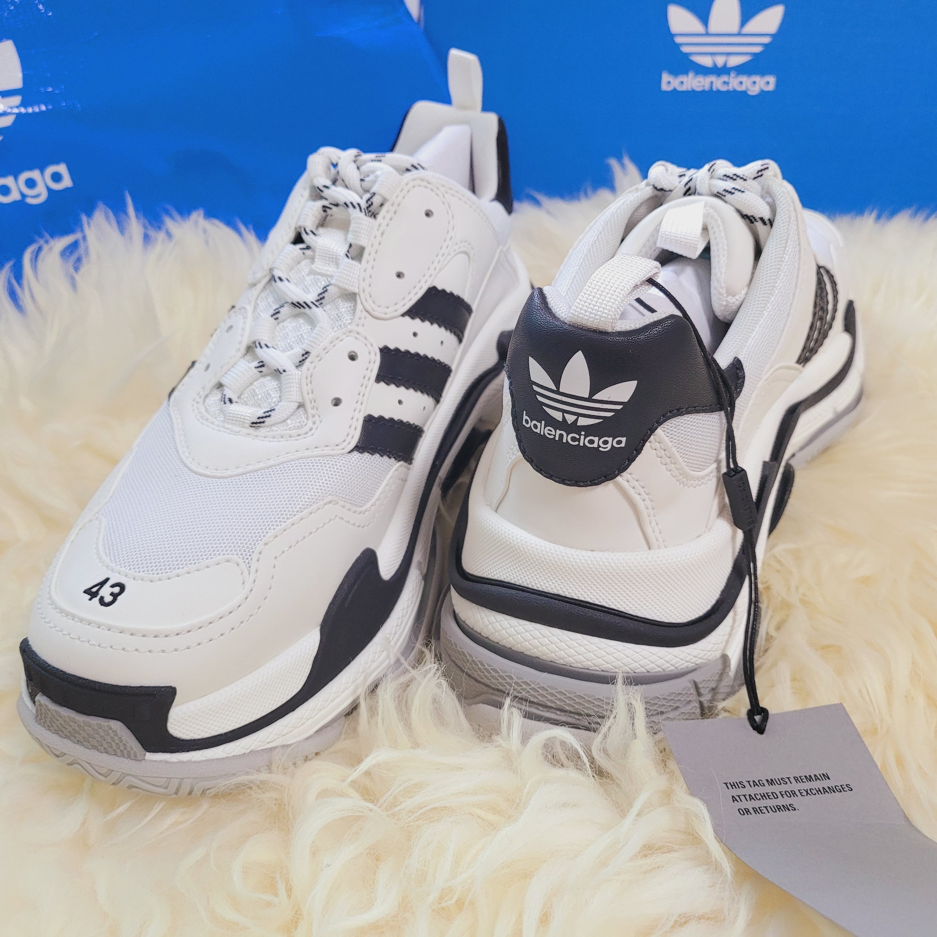 Balenciaga x Adidas Triple S Sneakers White Black 착용 스타일 - 3