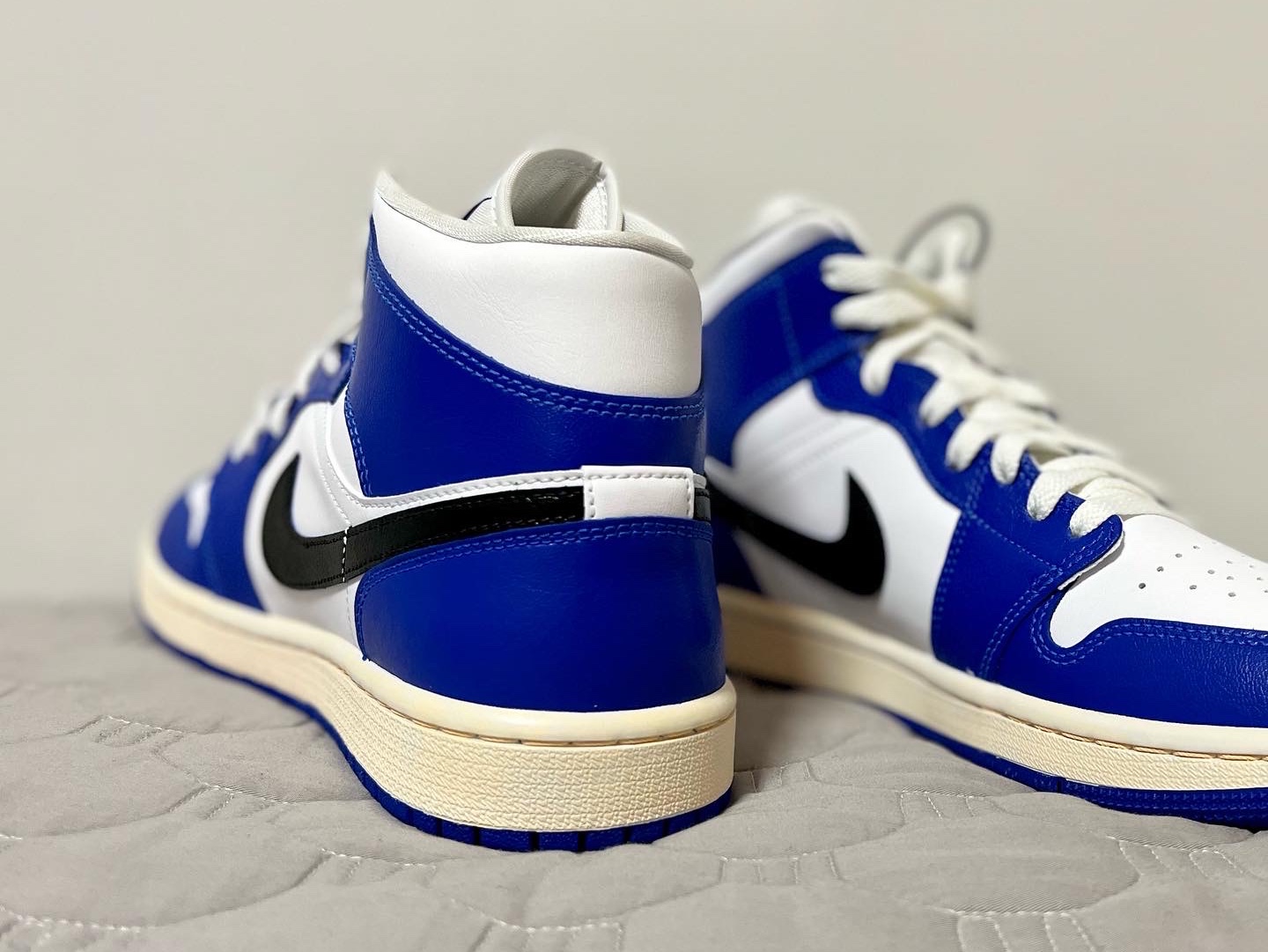 (W) Jordan 1 Mid White Hyper Royal 착용 스타일 - 3