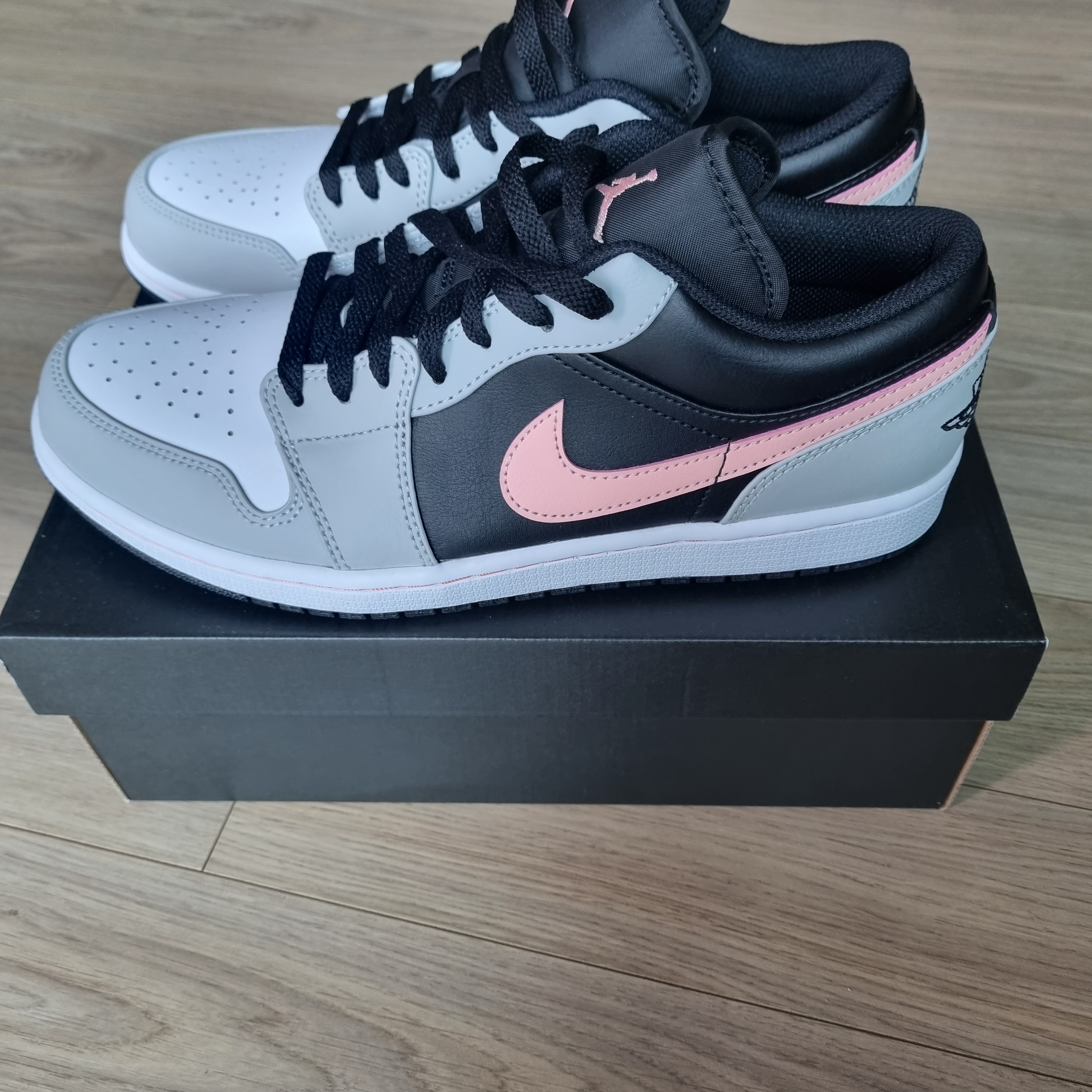 Jordan 1 Low Grey Fog Black Bleached Coral 착용 스타일 - 1