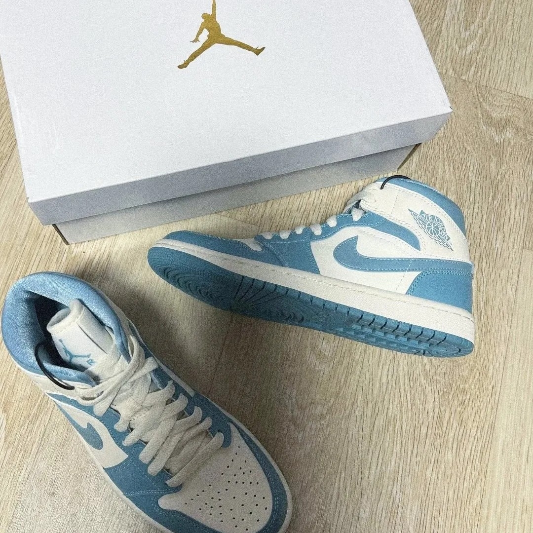 (W) Jordan 1 Mid Sail and Worn Blue 착용 스타일