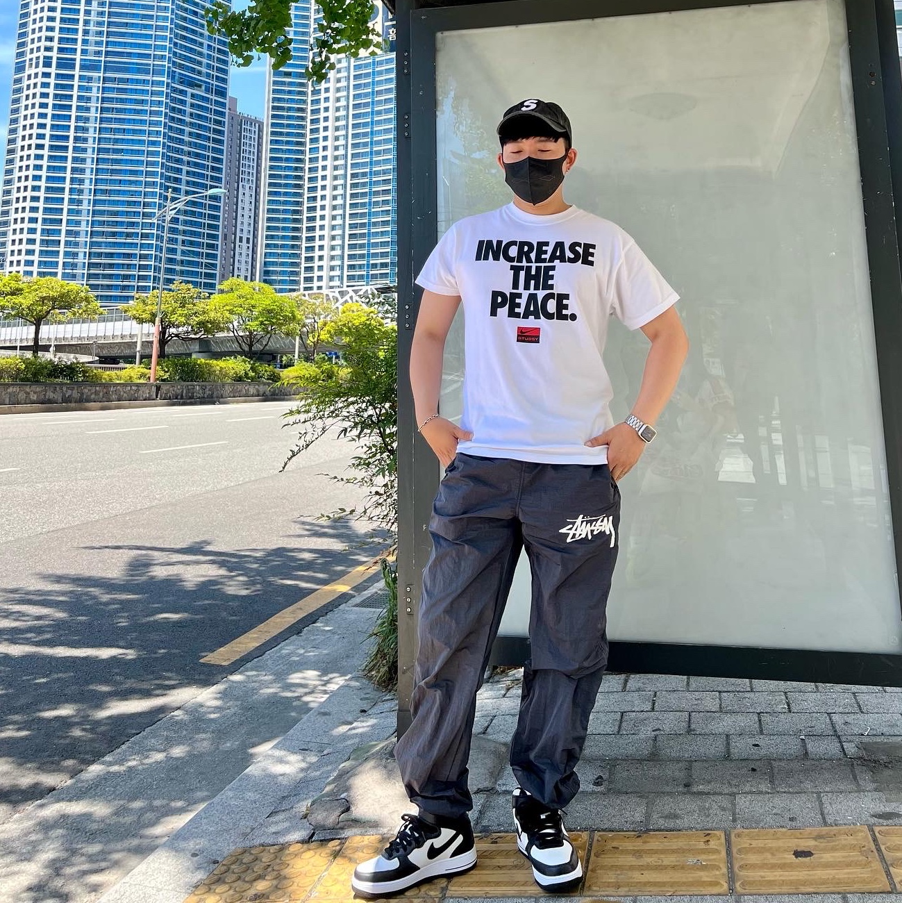 Nike x Stussy Air Force 1 '07 Mid SP Black and Light Bone, Nike x Stussy Increase The Peace T-Shirt - US/EU 착용 스타일