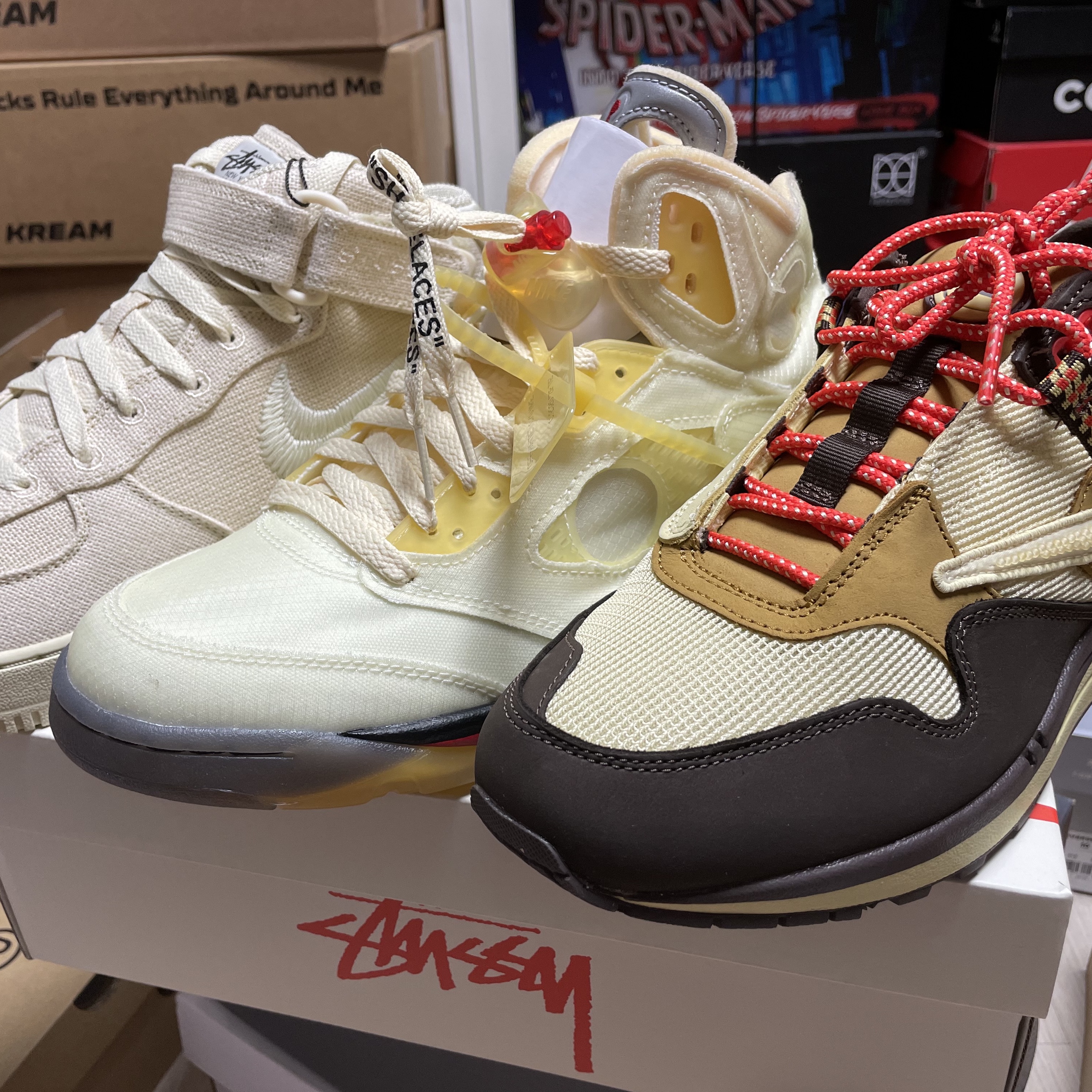 Nike x Stussy Air Force 1 '07 Mid SP Fossil, Jordan 5 x Off-White Retro SP Sail Fire Red 착용 스타일