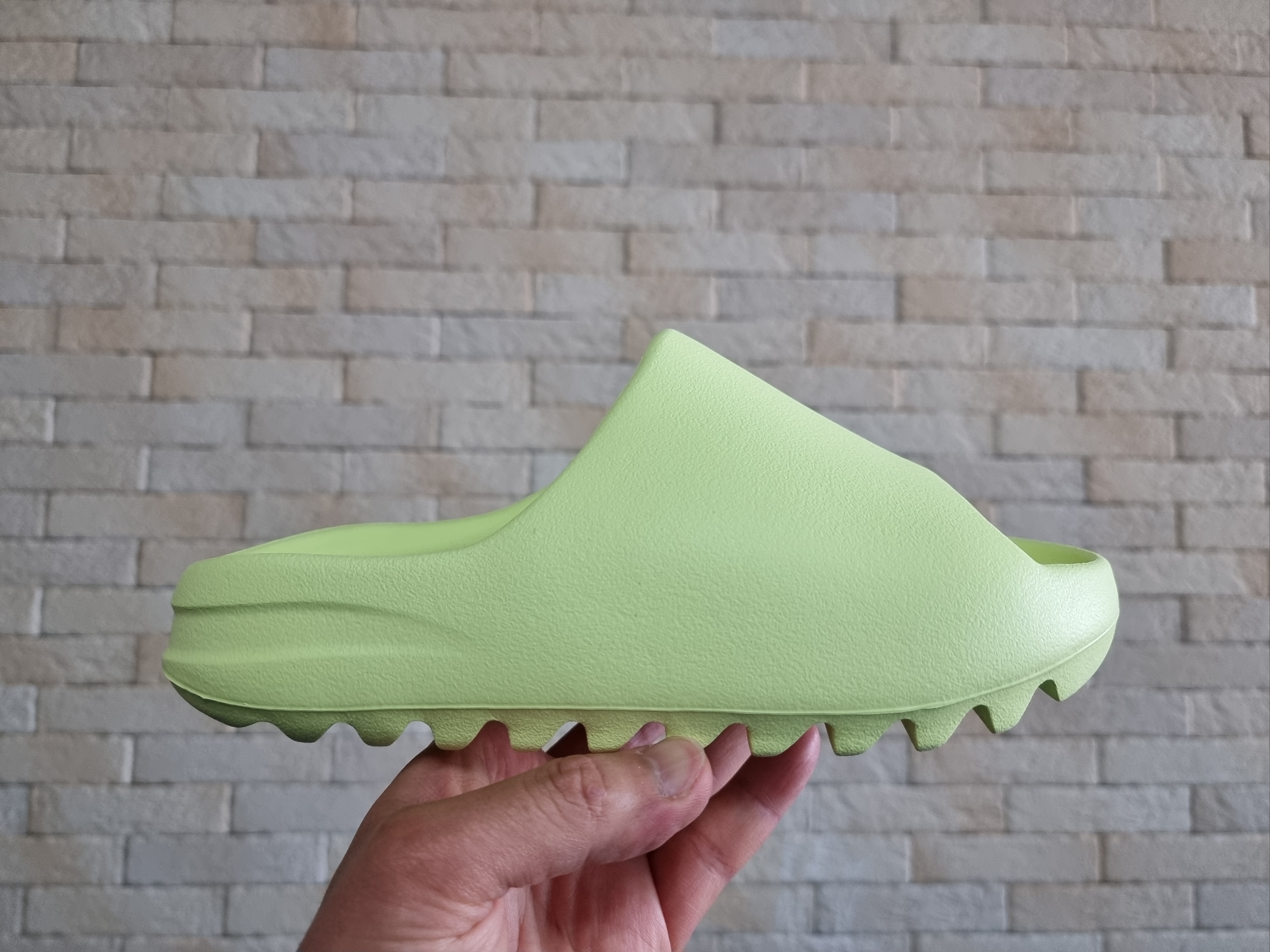 Adidas Yeezy Slide Glow Green 2022/2023 착용 스타일 - 2