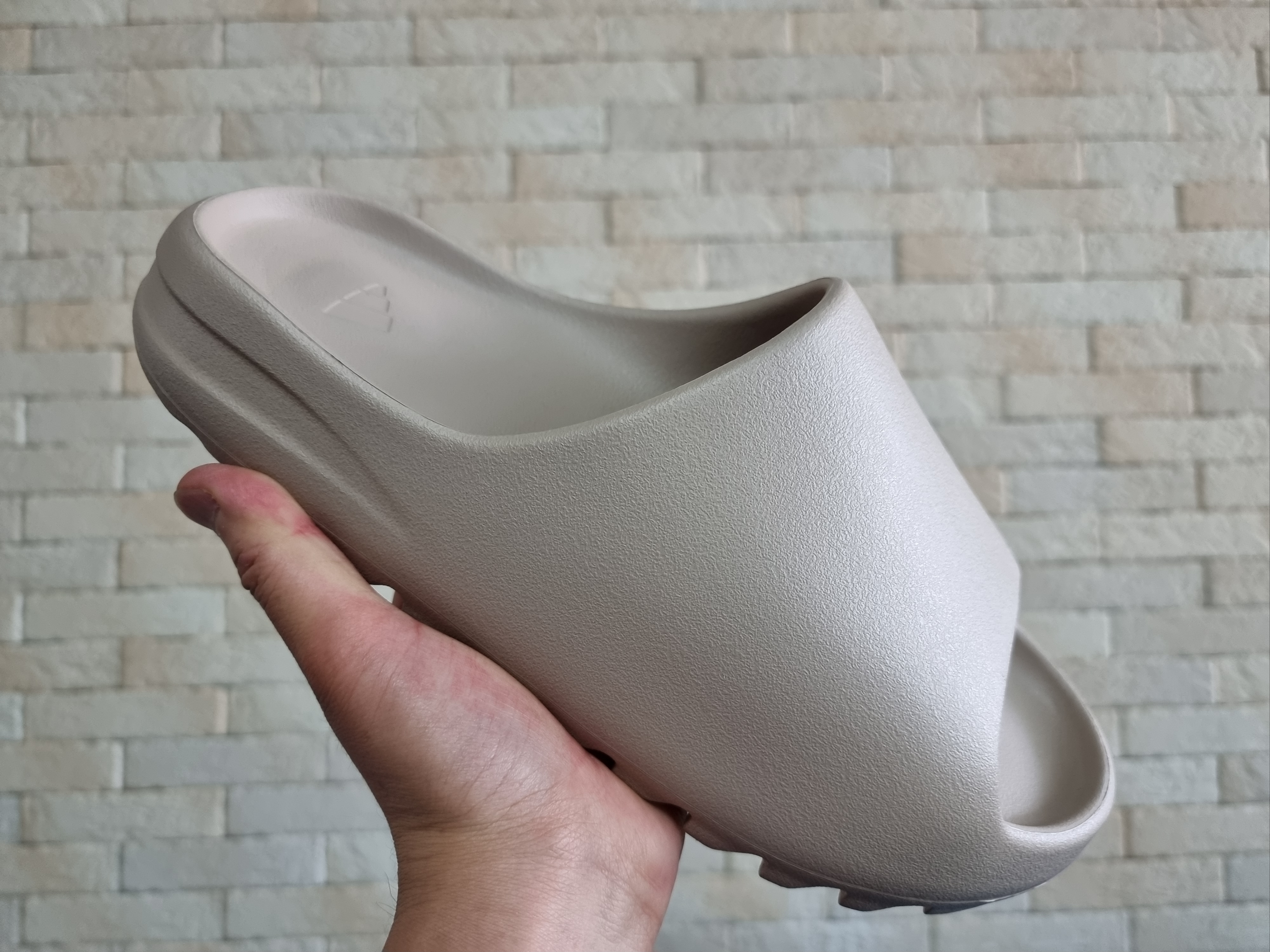 Adidas Yeezy Slide Pure - Re-Release Ver. 착용 스타일 - 4
