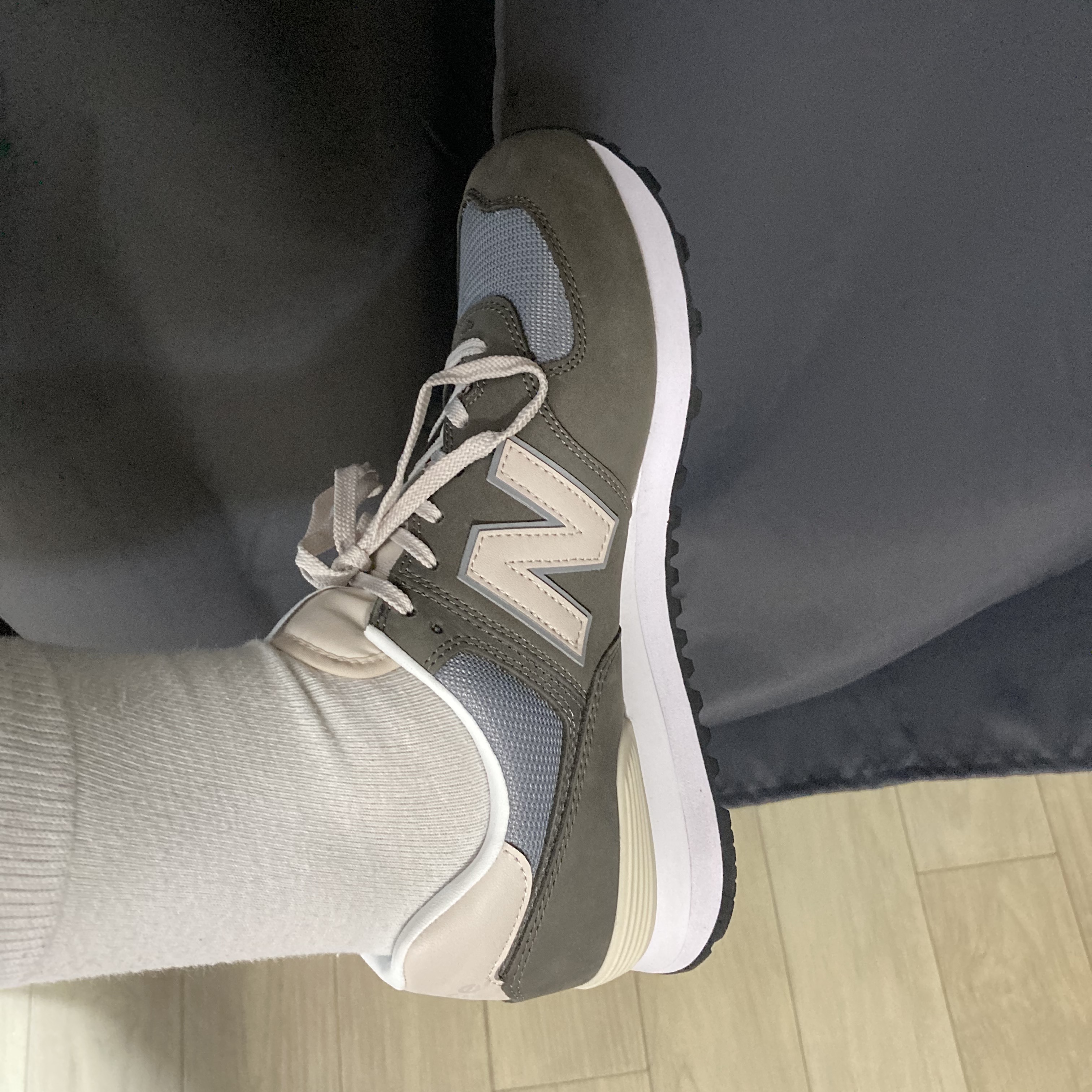 New Balance 574 Classic Grey 착용 스타일 - 2