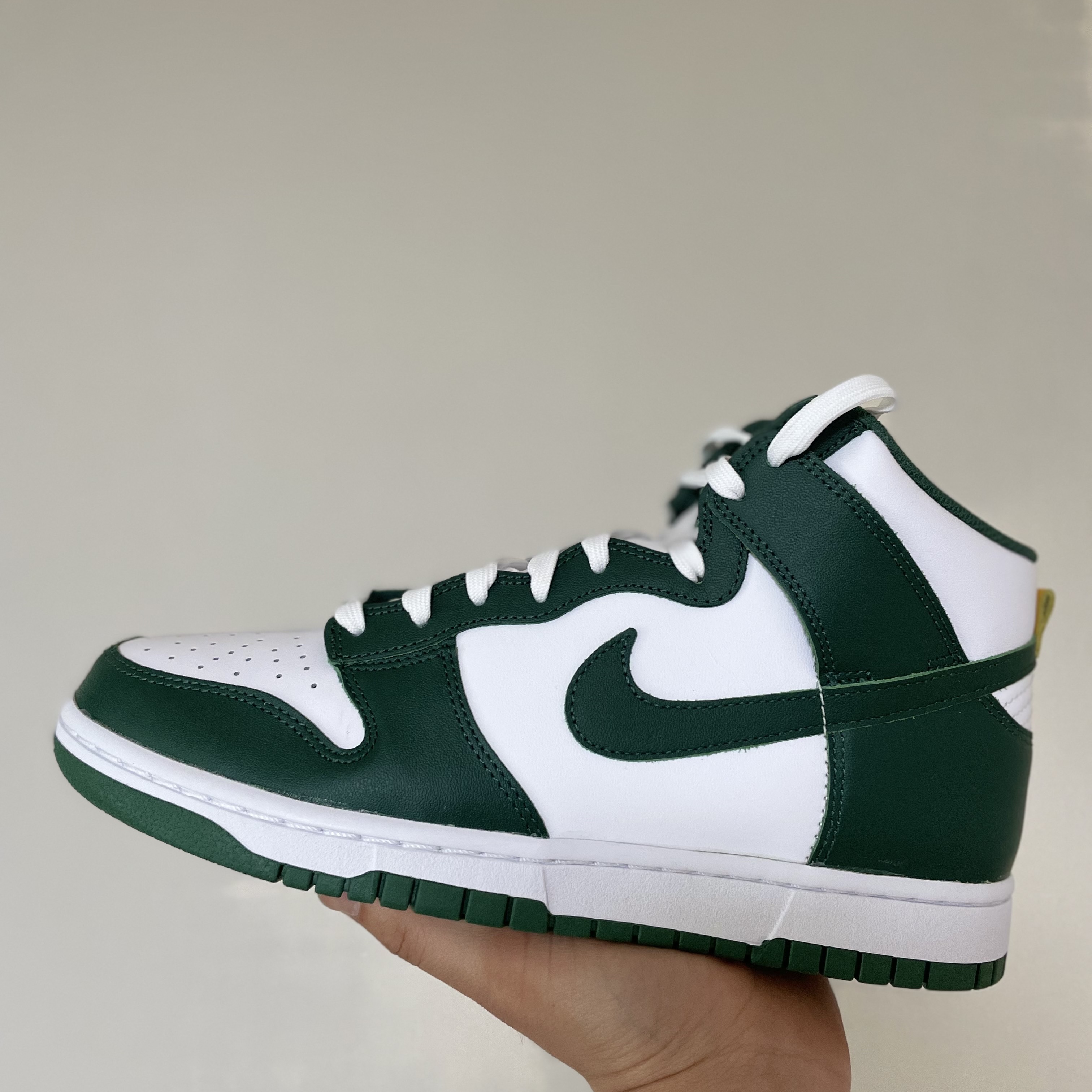 Nike Dunk High Retro Noble Green 착용 스타일 - 1