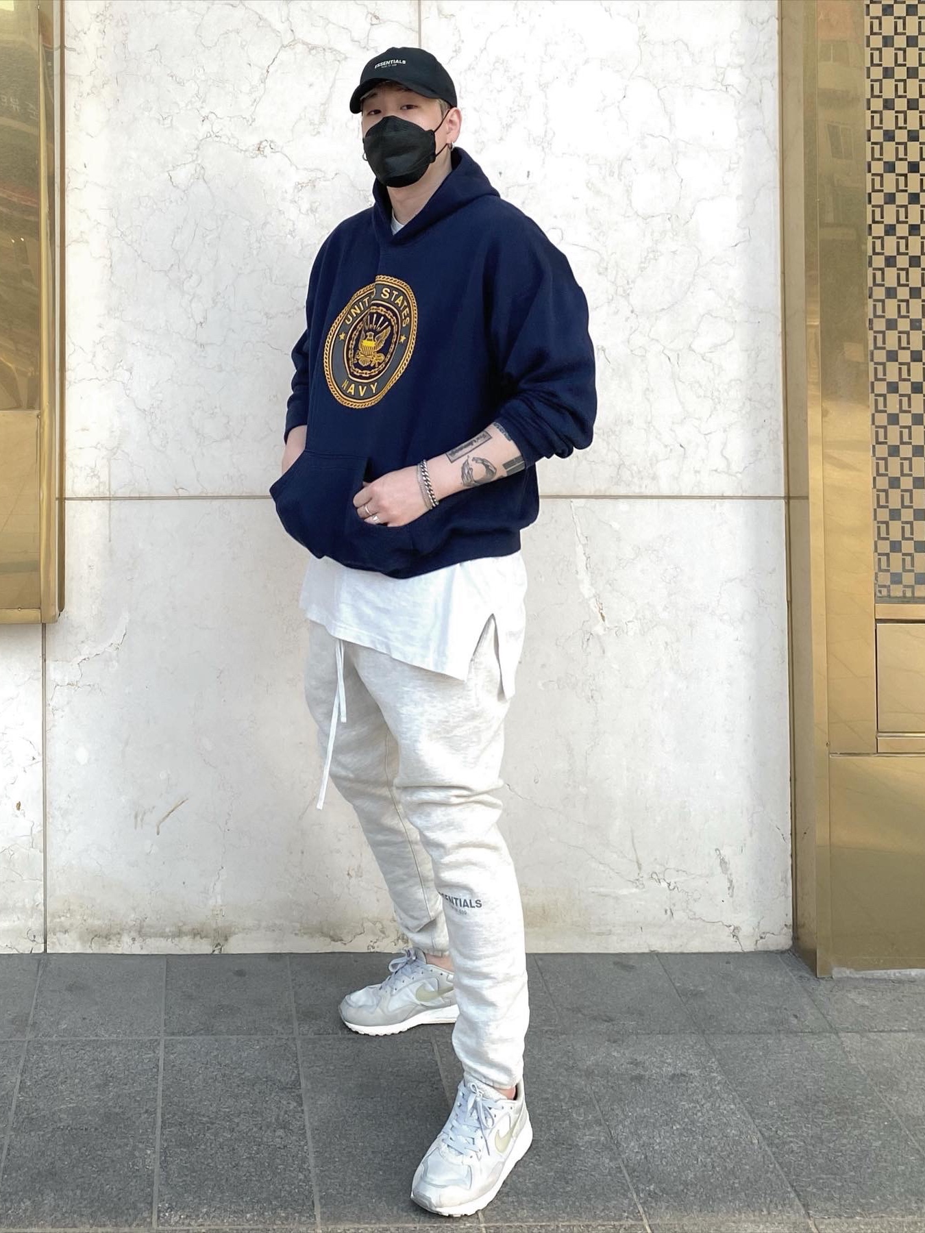 Nike x Fear of God Air Skylon 2 Light Bone, Essentials The Core Collection Sweatpants Oatmeal 착용 스타일 - 1