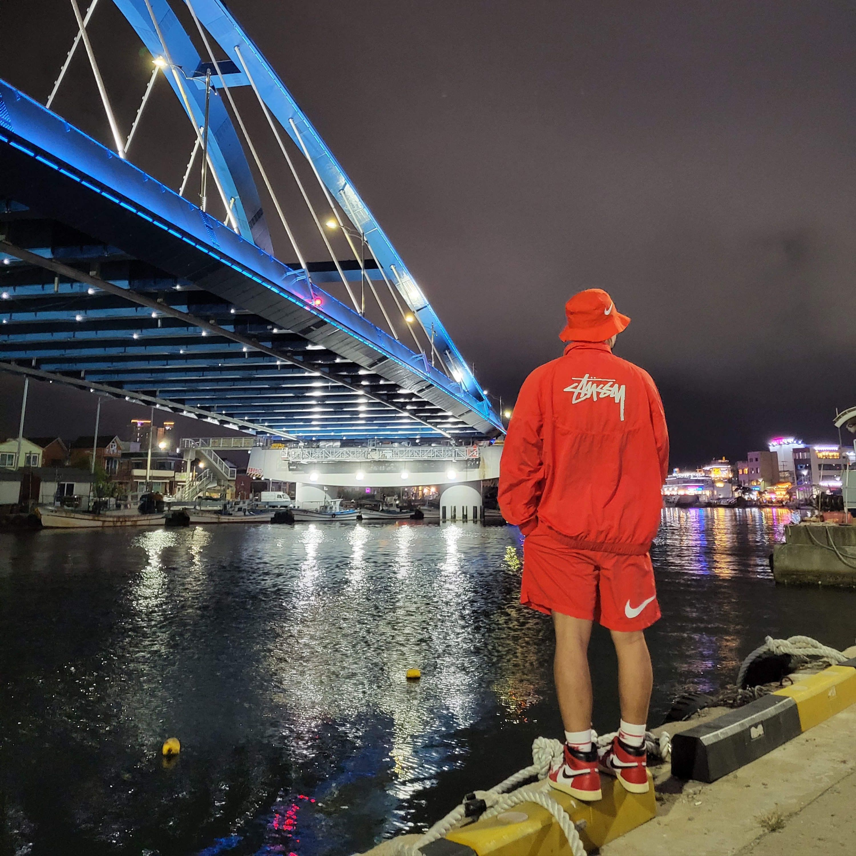 Nike x Stussy Windrunner Jacket Habanero Red, Nike x Stussy Water Shorts Habanero Red 착용 스타일