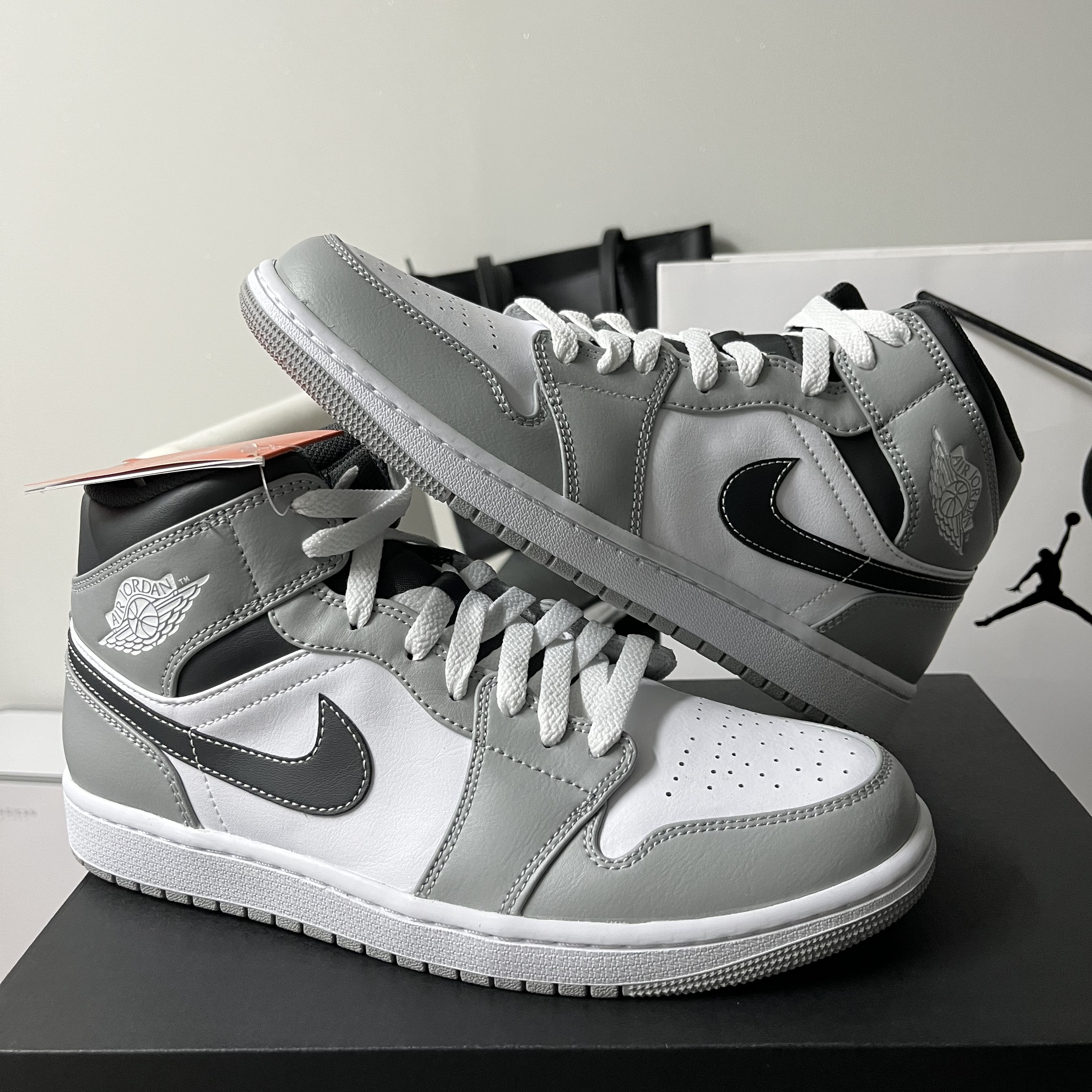 Jordan 1 Mid Light Smoke Grey Anthracite 착용 스타일 - 1