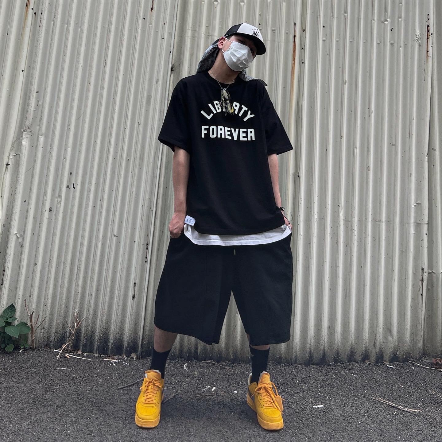 Stussy Crown Stock Trucker Cap Black, Nike x Off-White Air Force 1 '07 University Gold 착용 스타일 - 1