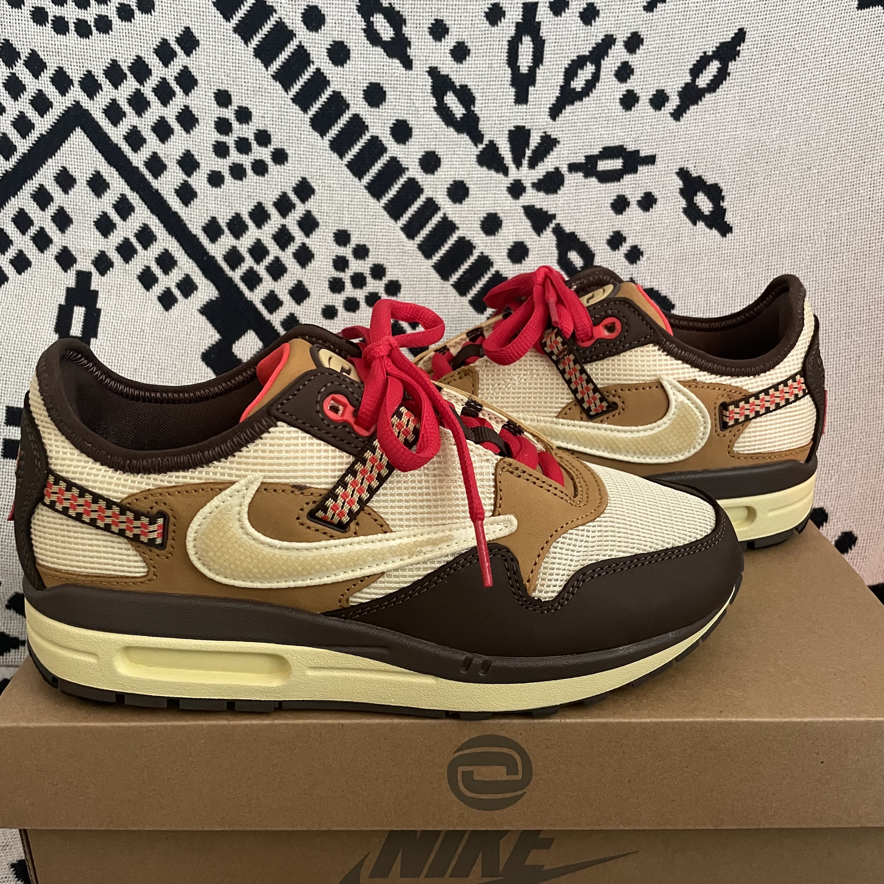 Nike x Travis Scott Air Max 1 Cact.us Brown 착용 스타일 - 1