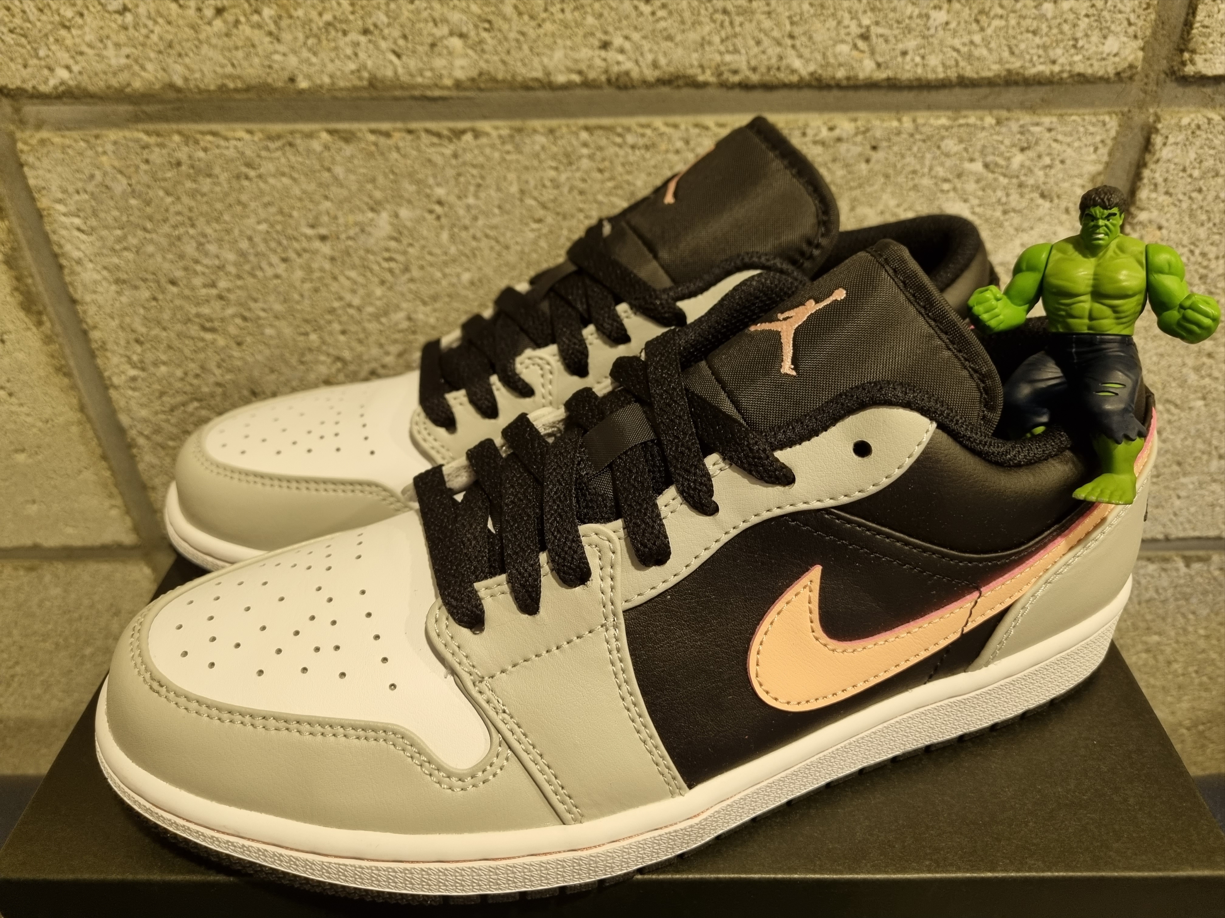 Jordan 1 Low Grey Fog Black Bleached Coral 착용 스타일 - 1