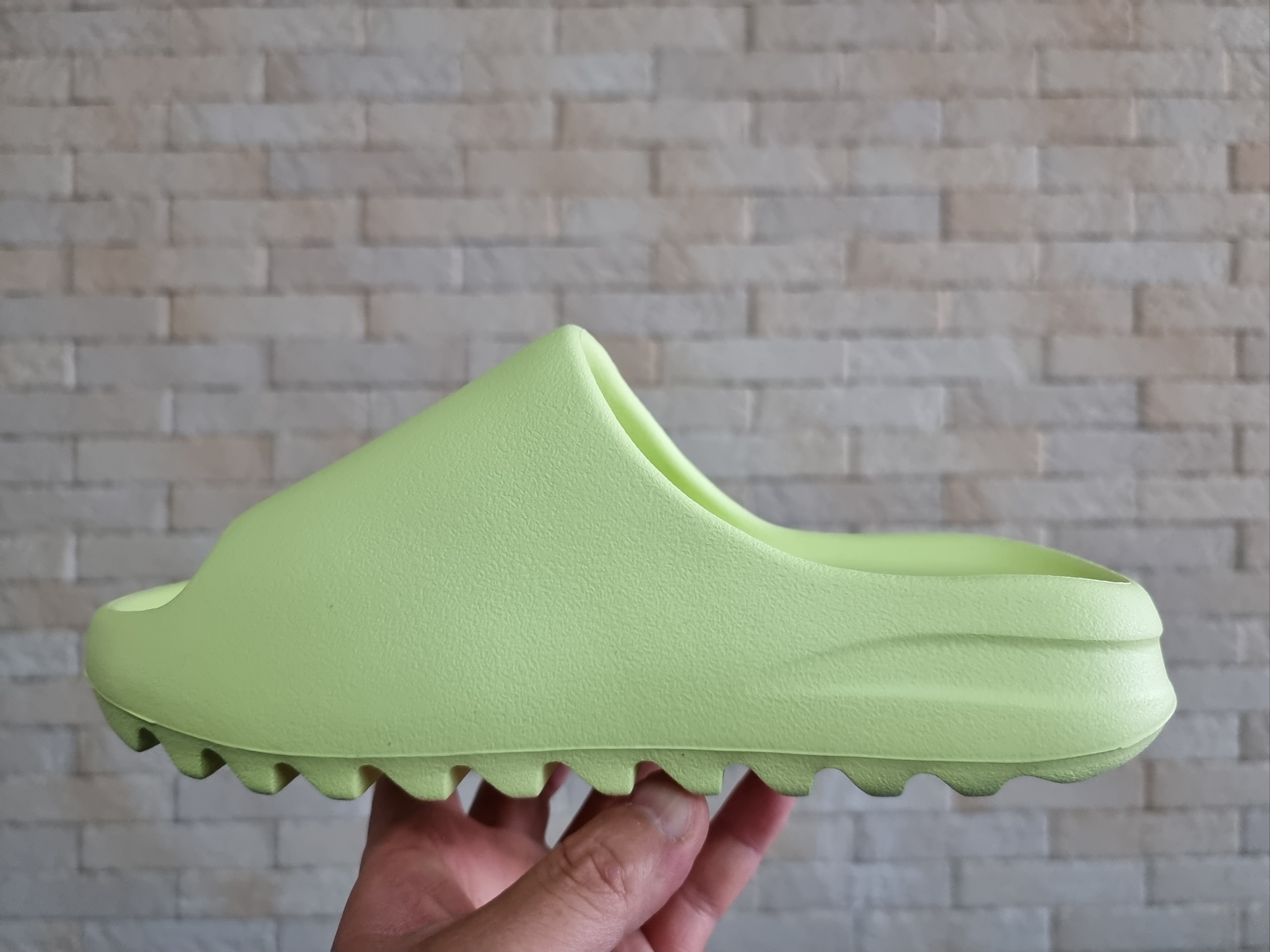 Adidas Yeezy Slide Glow Green 2022/2023 착용 스타일 - 3