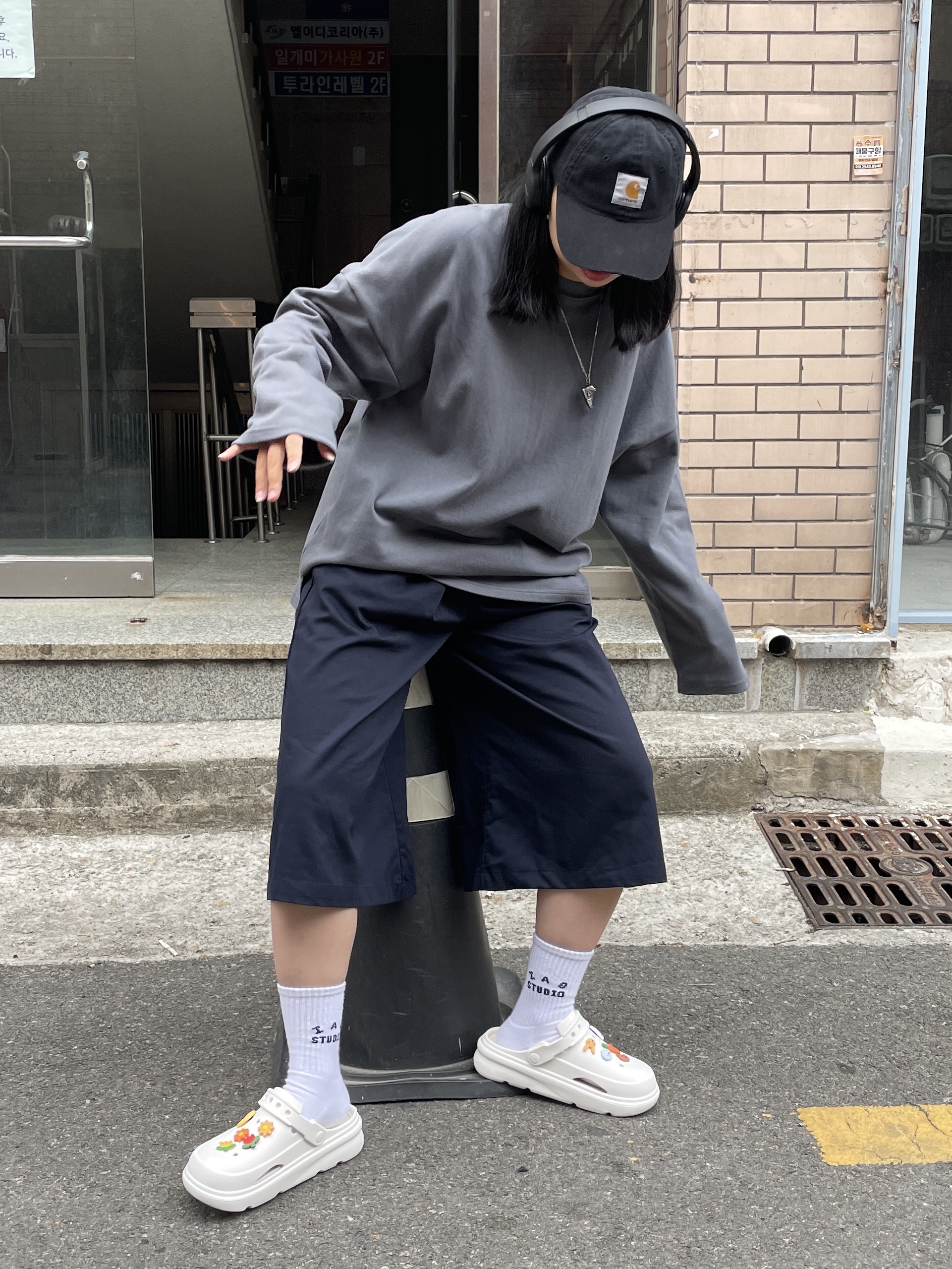 IAB Studio Socks Pack White Purple Cyan 착용 스타일