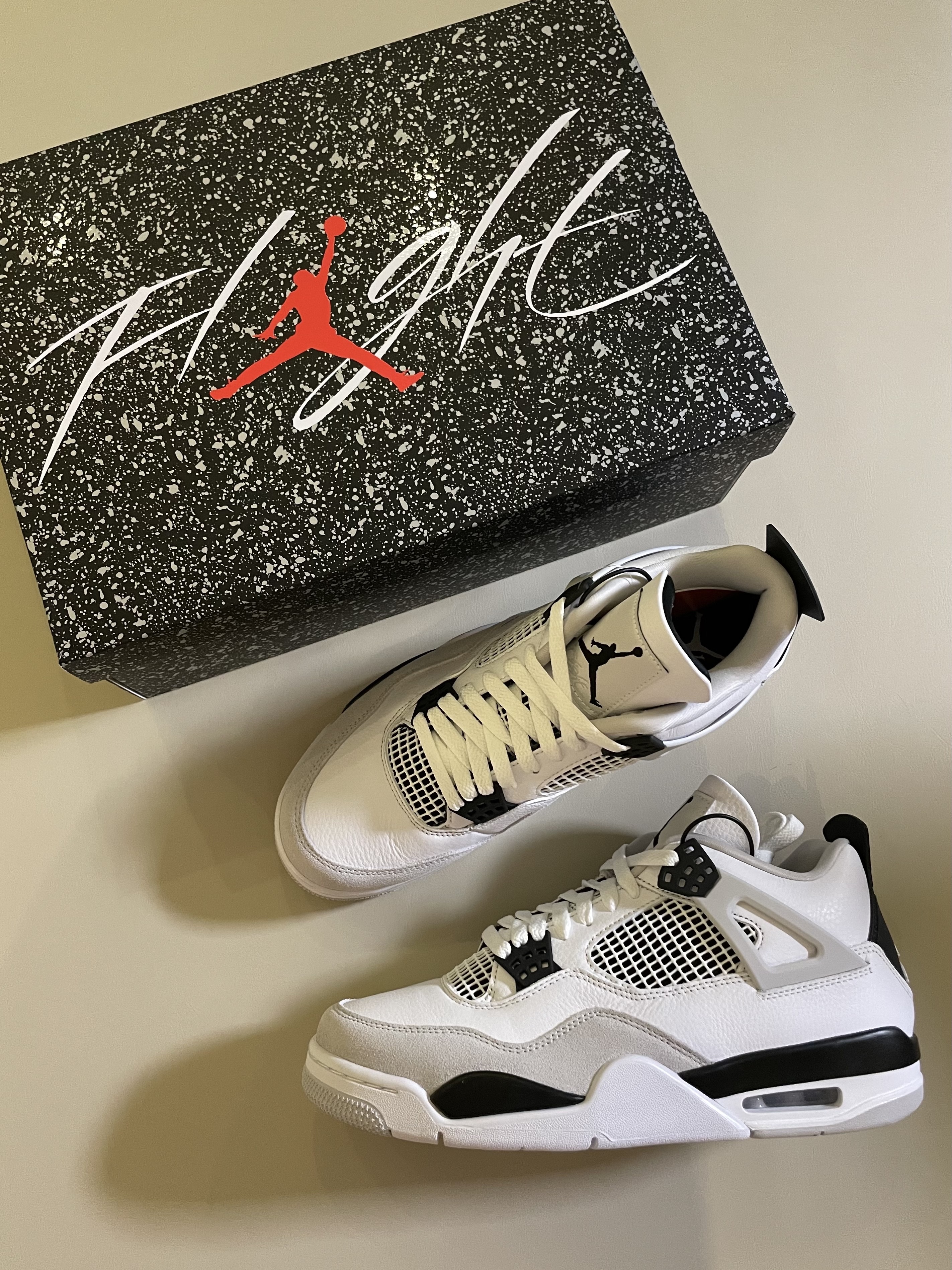Jordan 4 Retro White and Black 착용 스타일 - 3