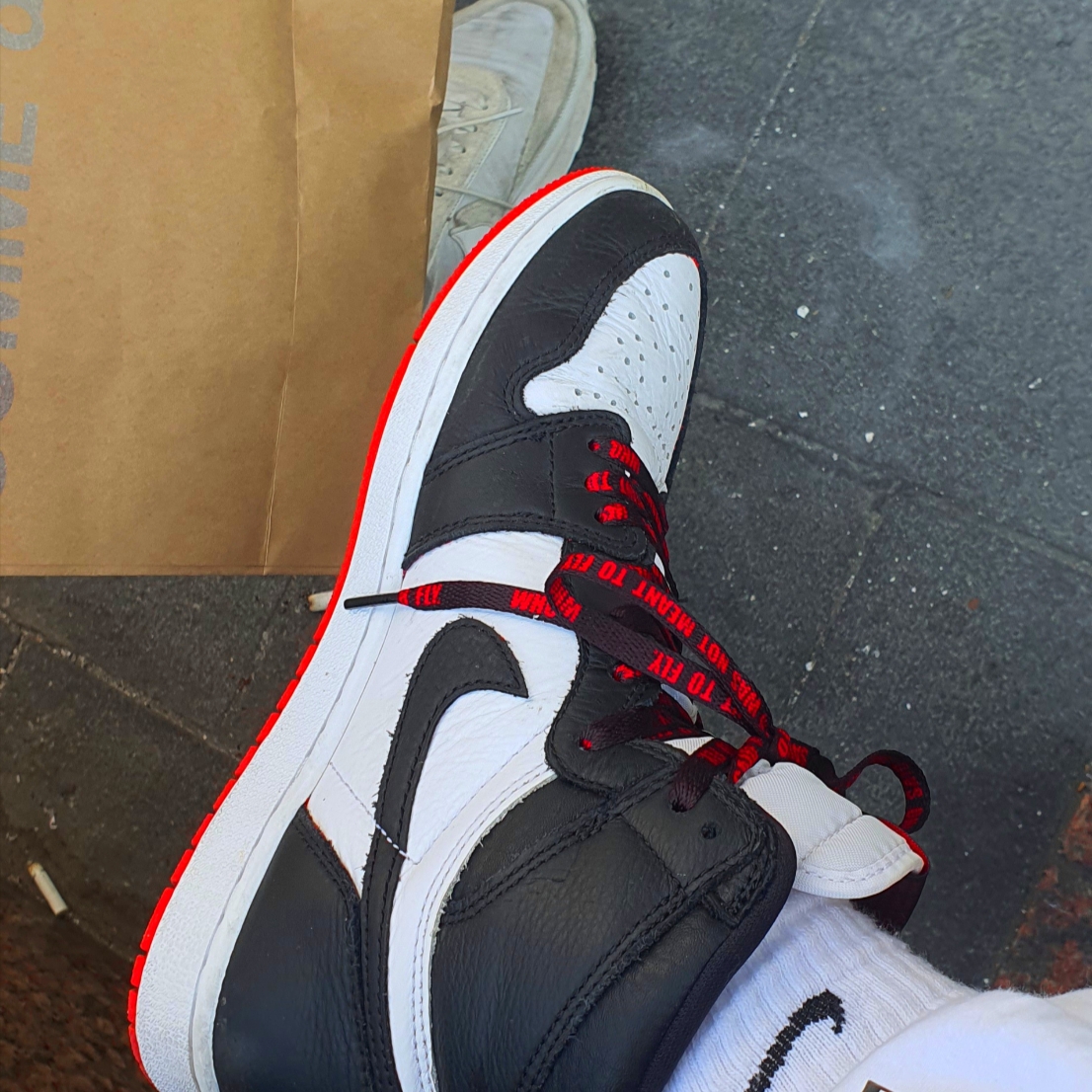 Jordan 1 Retro High OG Bloodline, Nike x Sacai LDWaffle White Nylon 착용 스타일